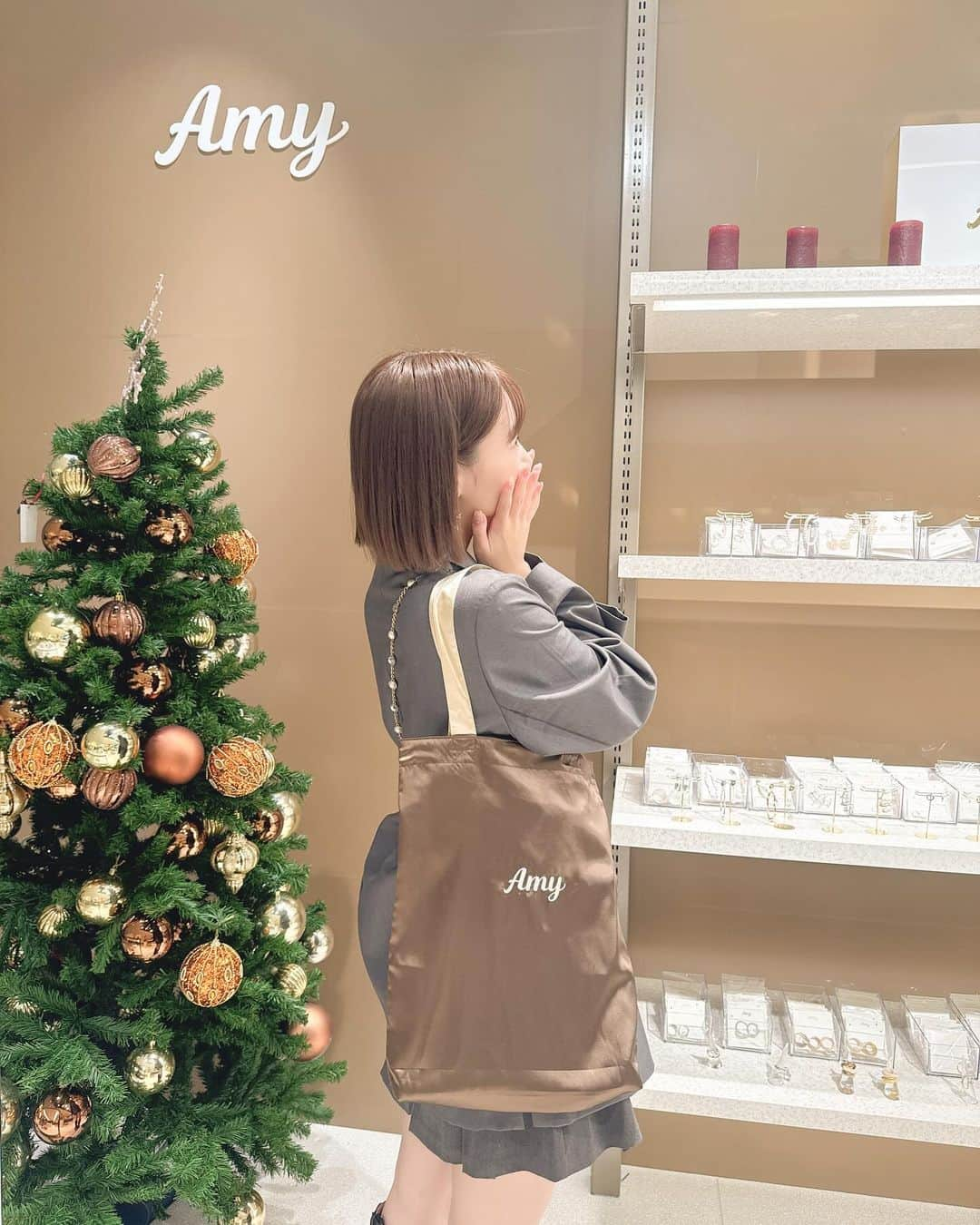 朝長美桜さんのインスタグラム写真 - (朝長美桜Instagram)「12月🎄🎅🏻✨  渋谷スクランブルスクエアでのPOP UP STOREも、本日が3日目となりました♡♡ 本当に始まると、一瞬で過ぎ去っていくので最後のpopup沢山思い出作って、1日1日を大切に過ごしていきたいです😢🫶🏻  連日、沢山のご来店ありがとうございます♡♡  今日は、14:00〜21:00店頭にいます！ ぜひお待ちしています〜☺️  snsに投稿するともらえる、オーナメントやノベルティまだございます！ 今日からの新作もあったり ゆっくり店内ご覧下さいね🥰❄️♥️」12月2日 10時11分 - miochan_0517