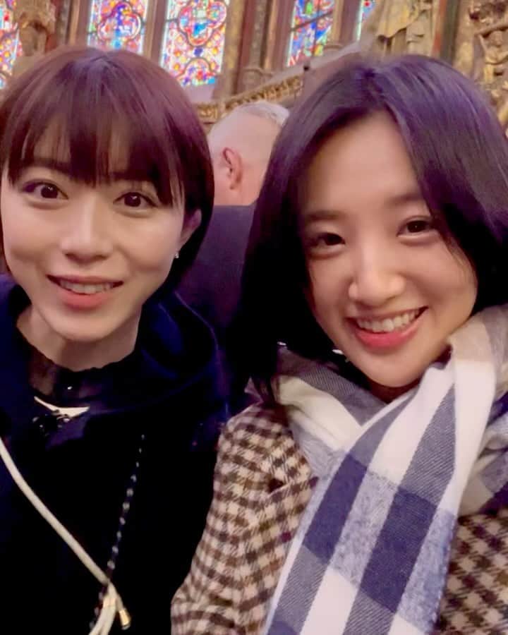 小池花瑠奈のインスタグラム：「🥖  パリ滞在中の週末では、芸術・語学を学ぶために 留学中の留伽さん @azumaruka_abc に パリ市内を案内していただきました。  サンチャペルからモンマルトル広場、 会期中だったAsia Now展、 ショッピングモールや画材屋さんでお買い物、 タイ料理屋さんに行ったりお茶したり… 色んな場所を巡り鑑賞しながら絵やパリの お話も沢山できて、とても楽しかったです。  お勉強で大変お忙しい中 本当にありがとうございました🐾  またお会いできる日にはどんなお話が 出来るかなぁと楽しみ📘🌳」