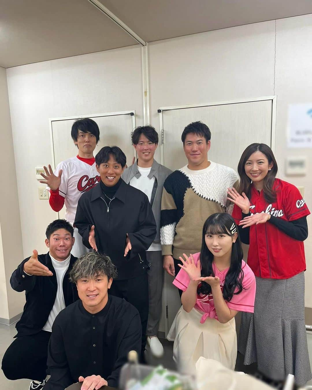 山本杏奈さんのインスタグラム写真 - (山本杏奈Instagram)「❤️⚾️❤️⚾️  #カープ大忘年会2023 出演させて頂きました！！！  選手のみなさんとMCの尾関さん大重さんが本当に 優しくておもしろくて緊張がほぐれました🥺  推しが増えるばかりです…笑  終わったあと帰り際に 杏奈ちゃん頑張ってね！っと ファンの方も声をかけてくださって 温かさを感じました。 うれしかったです✨  とっても貴重な機会を頂けて 感謝の気持ちでいっぱいです。 またお仕事させて頂けるようがんばります！ そしてこれからもカープ女子として 全力で応援します✨ 来シーズンも楽しみです❤️」12月2日 10時17分 - yamamoto_anna_