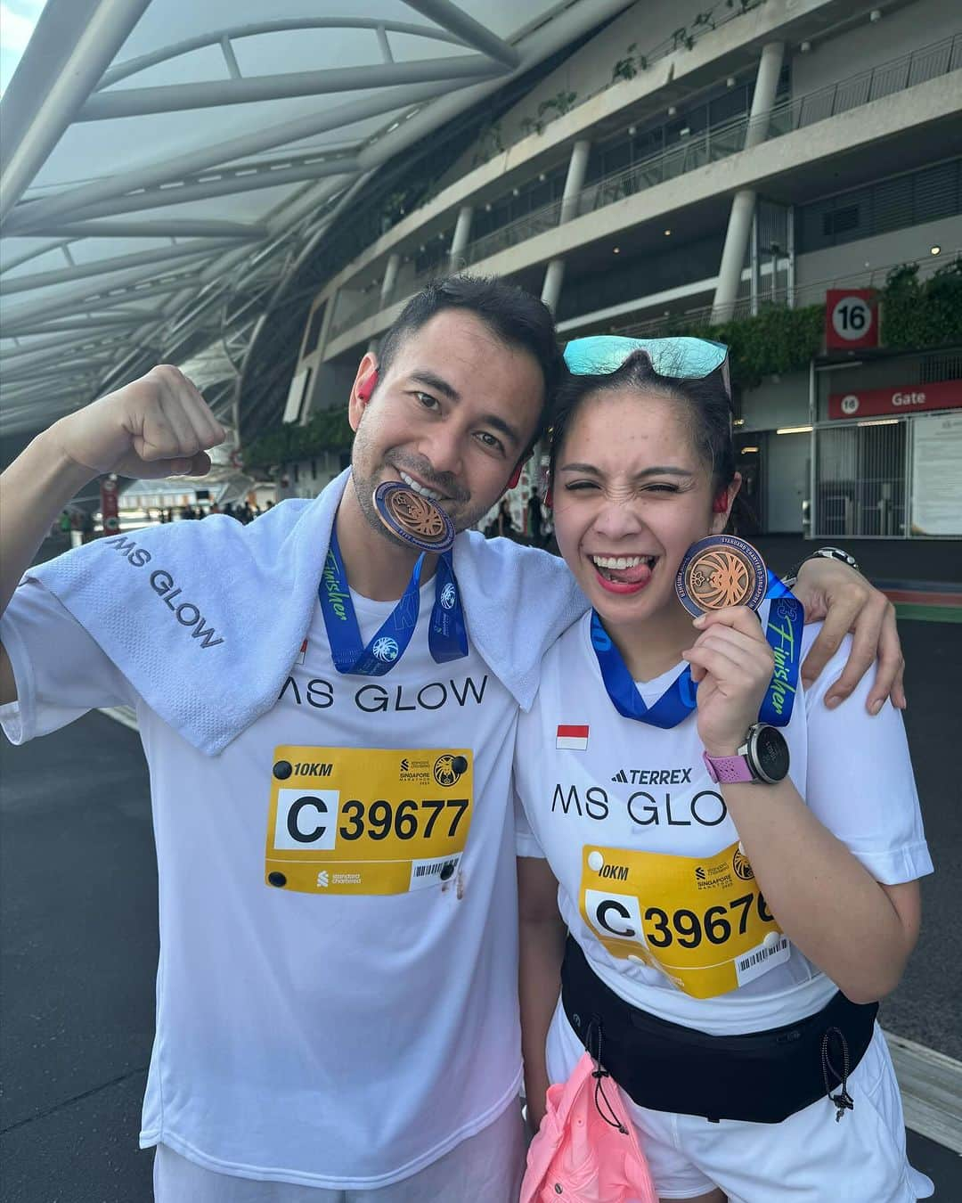 Raffi Ahmadさんのインスタグラム写真 - (Raffi AhmadInstagram)「Alhamdulillah Ngawal Virgin 10K Singapore Nagita Slavina Proud ❤️ Finish Strong Next Target buat Nagita Semangaaaat yaaaaaa buat 21 Km dan FM 42 Km 2024 😇 Nagita Salvina Pasti Bisaaaaaaaa 😍 Sebagai pelari pemula yang penting happy finish and Always Happy Run 😄 🇸🇬🇮🇩  Special Thank's  @juragan_99 ❤️ @shandypurnamasari  @msglowbeauty / @msglowformen」12月2日 10時23分 - raffinagita1717