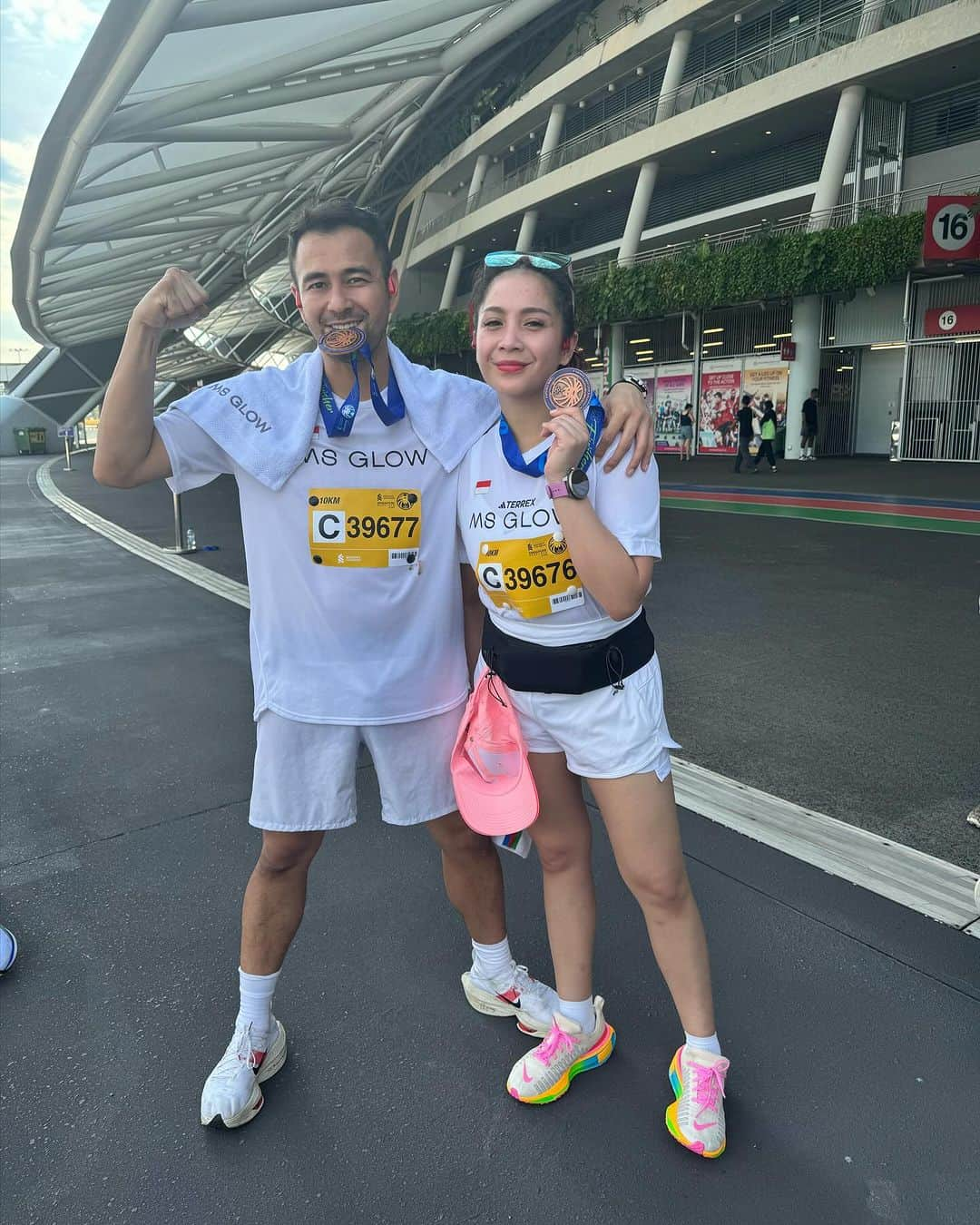 Raffi Ahmadさんのインスタグラム写真 - (Raffi AhmadInstagram)「Alhamdulillah Ngawal Virgin 10K Singapore Nagita Slavina Proud ❤️ Finish Strong Next Target buat Nagita Semangaaaat yaaaaaa buat 21 Km dan FM 42 Km 2024 😇 Nagita Salvina Pasti Bisaaaaaaaa 😍 Sebagai pelari pemula yang penting happy finish and Always Happy Run 😄 🇸🇬🇮🇩  Special Thank's  @juragan_99 ❤️ @shandypurnamasari  @msglowbeauty / @msglowformen」12月2日 10時23分 - raffinagita1717