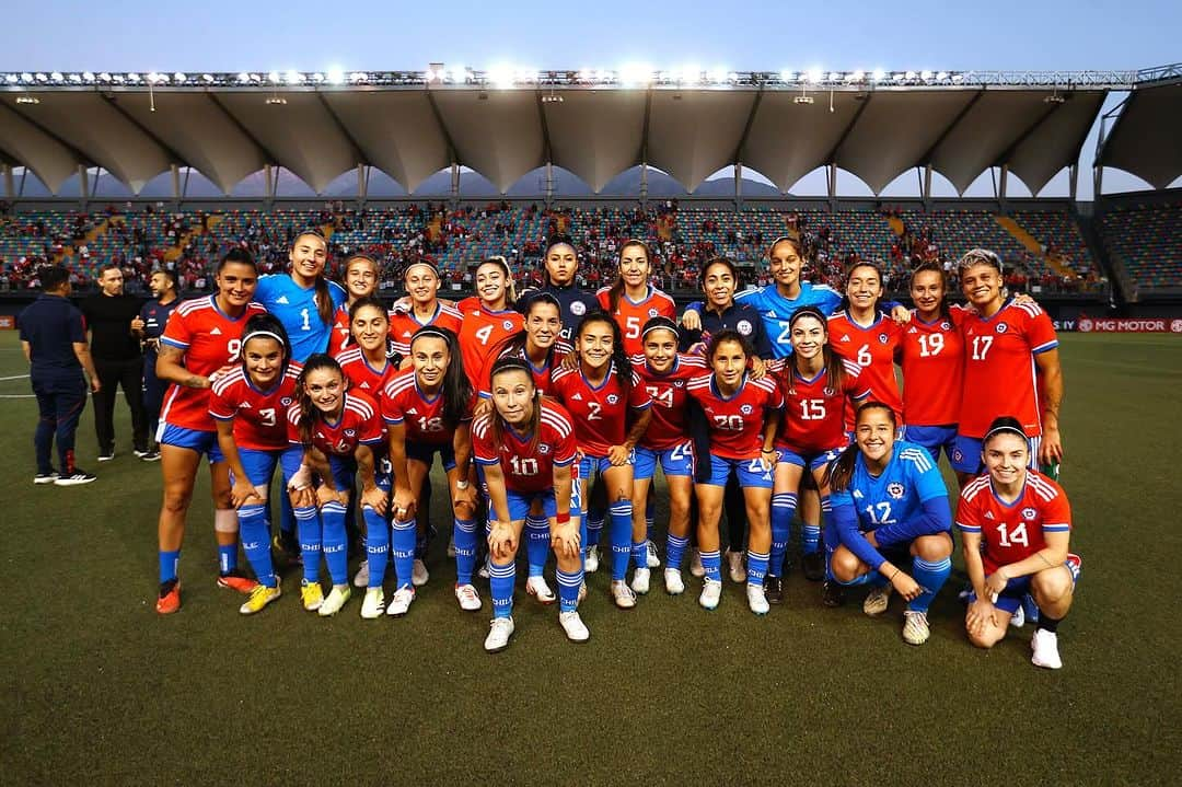 サッカーチリ代表チームのインスタグラム：「Buen triunfo equipo 💪❤️  🏟️ ¡Nos reencontramos el martes en La Cisterna!   📷 Carlos Parra.   #SomosLaRoja #SoyLaRoja」