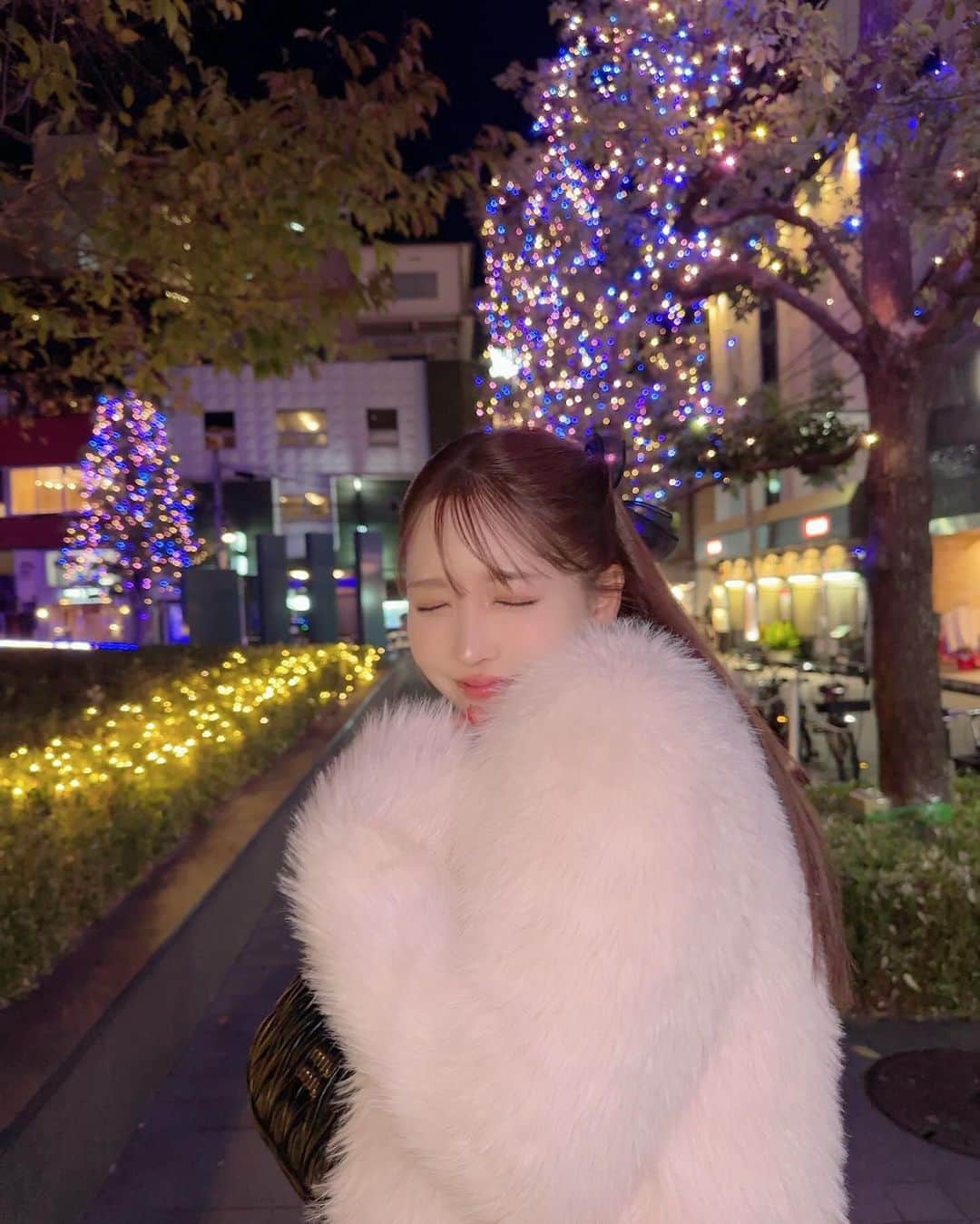 三上悠亜さんのインスタグラム写真 - (三上悠亜Instagram)「大阪のイルミネーションは 夜遅くまで輝いてました💫  寒かった🤧🤍  #christmas  #illumination」12月2日 10時27分 - yua_mikami