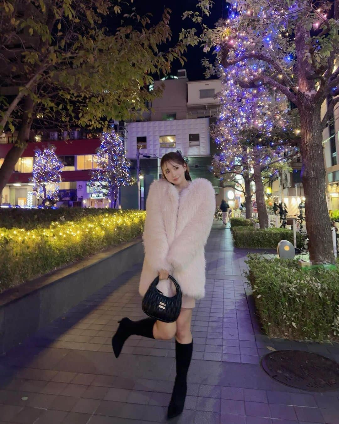 三上悠亜さんのインスタグラム写真 - (三上悠亜Instagram)「大阪のイルミネーションは 夜遅くまで輝いてました💫  寒かった🤧🤍  #christmas  #illumination」12月2日 10時27分 - yua_mikami