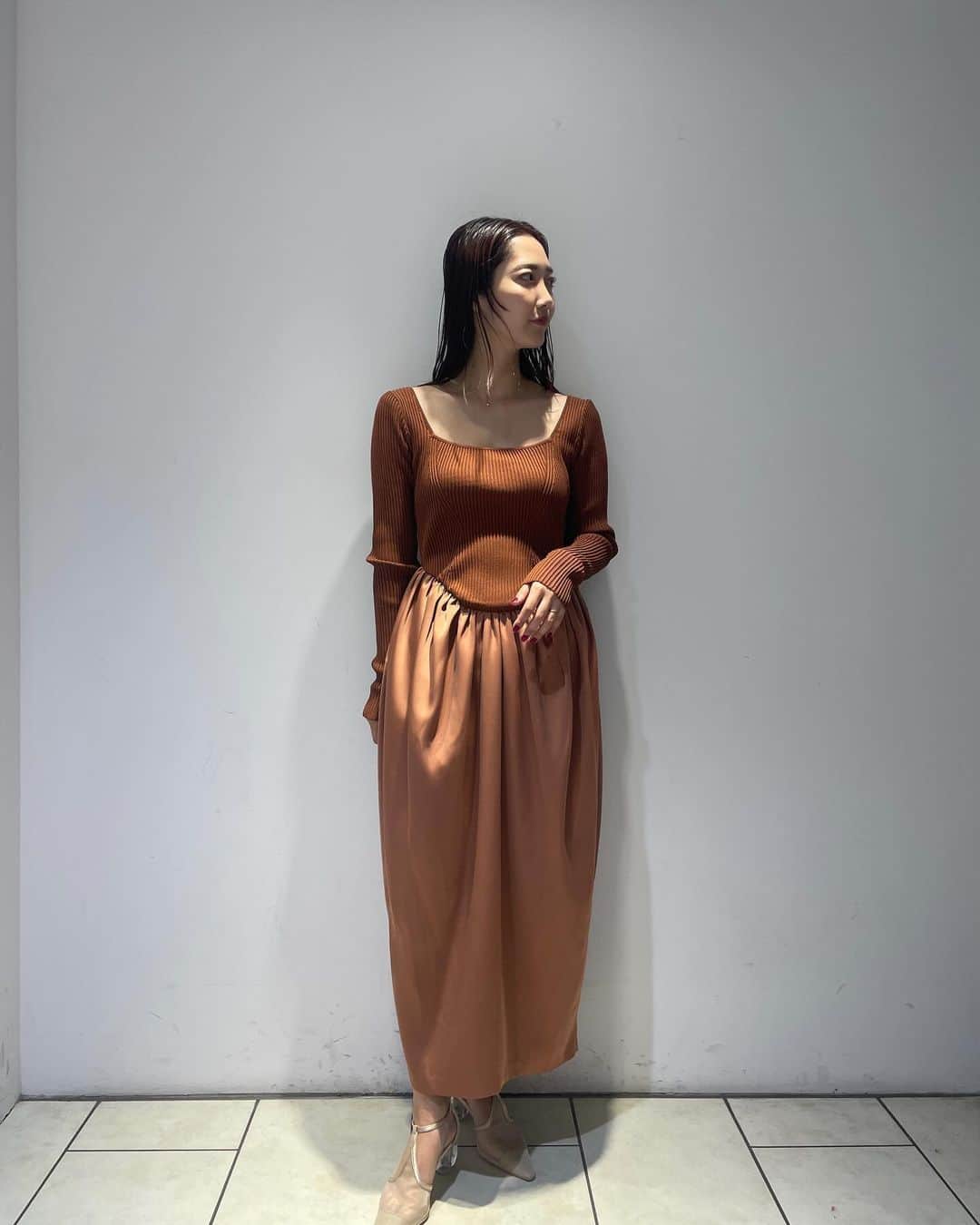 LAGUNAMOONのインスタグラム：「【PICKUP STYLING】 〈ルミネ立川〉KUBOTA(@lagunamoon_mei)  ニットと艶やかな光沢が上品な厚手のサテンのドッキングワンピース。 ウエストは細幅のゴム仕様になっており程よくフィットします。 スクエアネックの首元のデコルテとスカートのコクーンのフォルム感が 女性らしくもモダンな印象に仕上げています。  #ladyニットドッキングコクーンワンピース price...¥22,000＋tax color...ブラックブラウン size...s.m（スタッフ身長162cm s着用） . . ___________________________________________________ LAGUNAMOON全国店舗のLINEアカウントが出来ました！ @lagunamoon_shop TOPのハイライト「LINE」よりお好きな店舗を追加出来ます！  _____________ プロフィールのURLよりご覧下さい。 #LAGUNAMOON #LAGUNAMOON_SHOP」