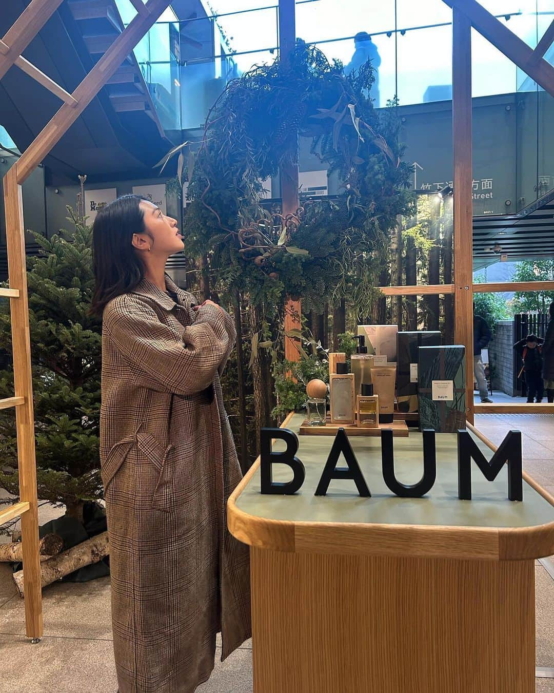 藤原菜摘さんのインスタグラム写真 - (藤原菜摘Instagram)「. 「BAUM HOLIDAY POP UP SHOP」🌳 . 限定パッケージがすっごく可愛くて ギフト用にもすっごく良し。 . 「樹木との共生」をテーマにしているBAUMならではの、カリモク素材を使ったオーナメント作りも出来ました✨ . 12/3(日)まで、with HARAJUKU B1にて開催中です♡  #BAUMHOLIDAY2023 #森林浴美容 #baum_beauty #PR @baum_」12月2日 10時33分 - natsumi_fujiwara