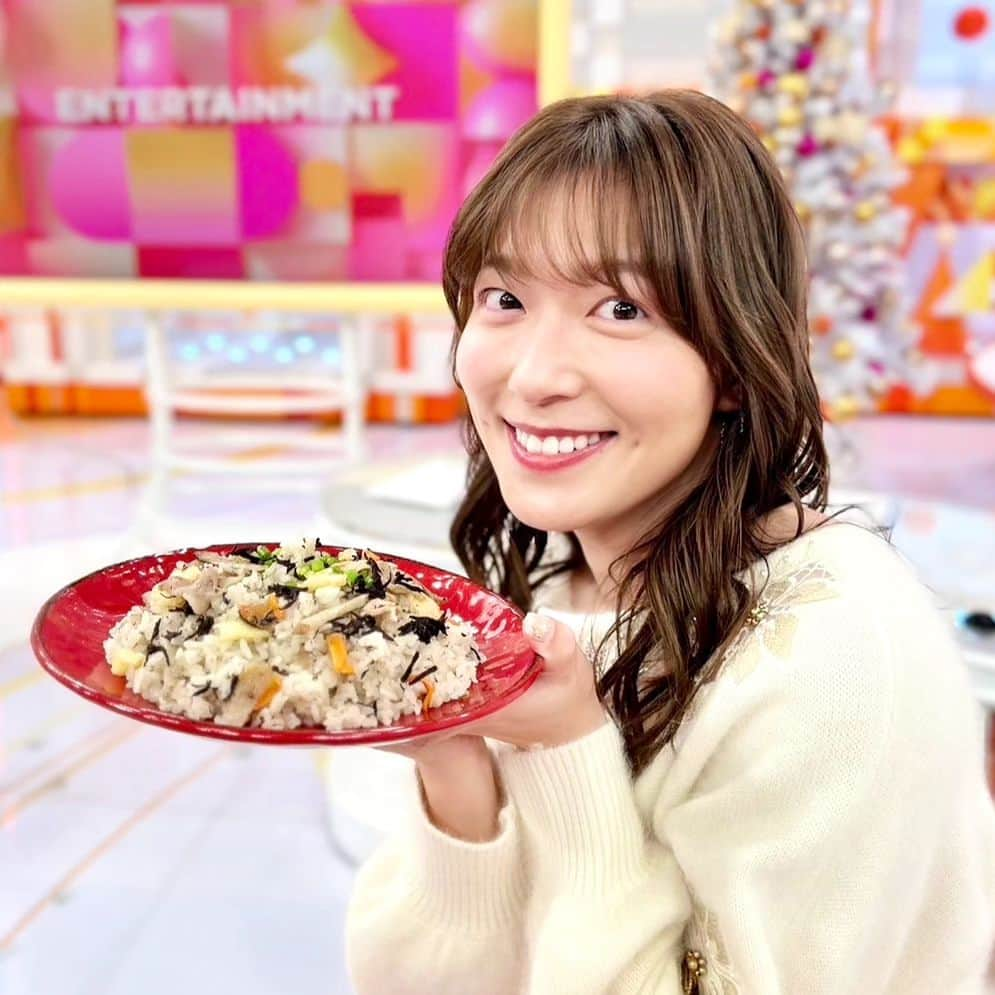 フジテレビ「めざましテレビ」のインスタグラム：「きょうの #めざど食堂 は…  愛媛県松山市から名物の「松山あげ」と「松山ひじき」が届きました✨️ かやちゃんはこの2つと豚バラを使った炊き込みご飯とお味噌汁を堪能しましたよ😋  「松山ひじき」は潮の流れが速くきれいな松山の海で育ったひじきで、  シャキシャキとした食感が特徴⤴️  「松山あげ」は汁物に入れるとモチモチとした食感でおよそ90日も常温で保存可能なんですって😊  #阿部華也子 #めざましどようび」