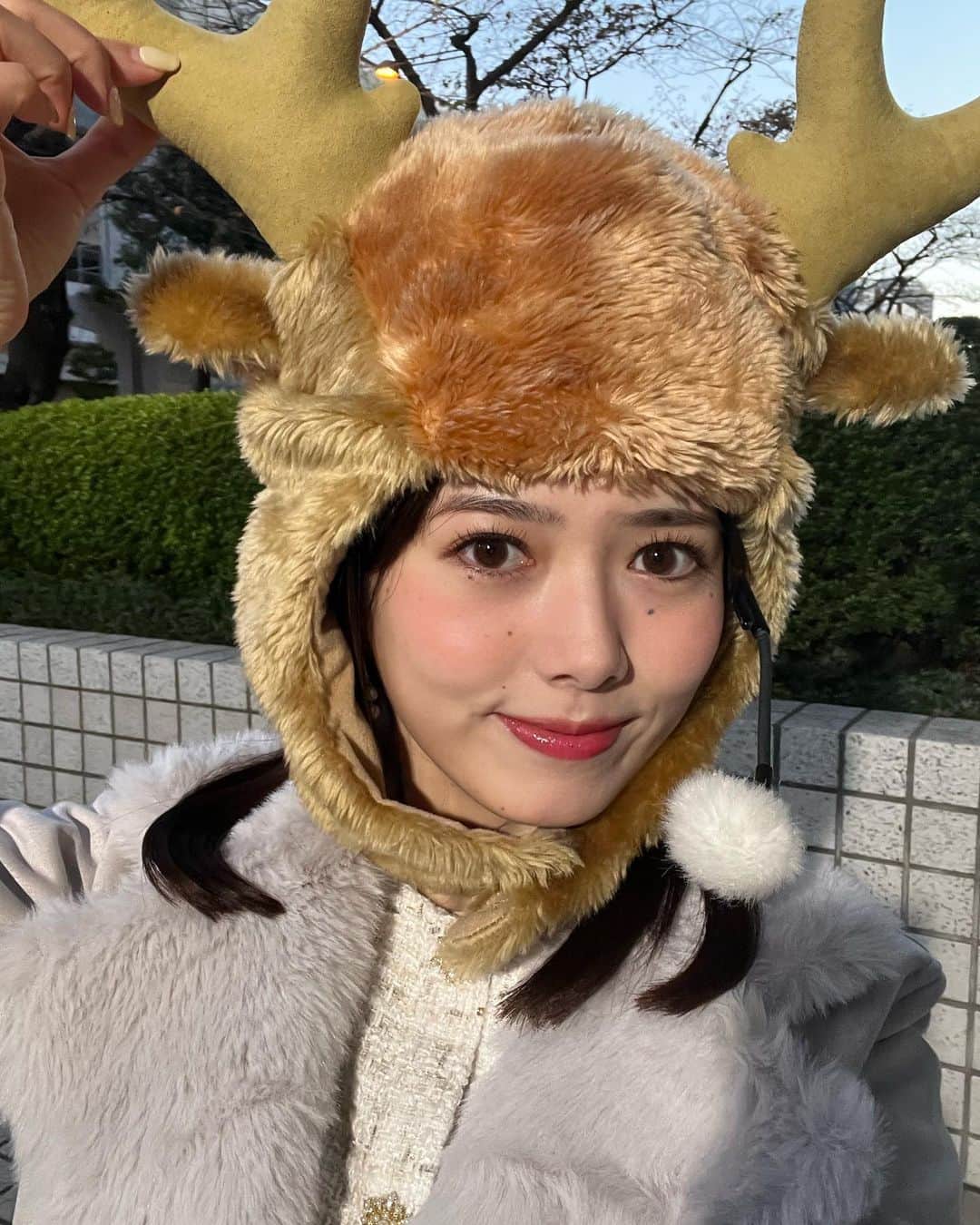 谷尻萌のインスタグラム：「おはようさん🦌 体調はいかがですか？ しっかり眠れました？💤 私は今朝、スッキリ目覚めたよ〜☺️  今朝のお台場も寒すぎるわ〜🥹 全国的にも 今シーズン一番の冷え込みと なっているから 風邪ひかんようにしましょ💓  めざど食堂のヒント出しでは トナカイ...もえ鹿になったよ〜🦌 もう師走やね🎄 私は大掃除とか頑張ります🧹💪 みなさんは12月、どうしわす〜？🤣  ほなこの後のABCラジオ 土曜日やんなぁ📻も 是非聴いてな♪ 一緒に過ごしましょ〜💛🧡  #めざましどようび #お天気キャスター #めざど食堂 #ヒント出し #もえ鹿　 #めざましじゃんけん #セントフォース #トナカイ」