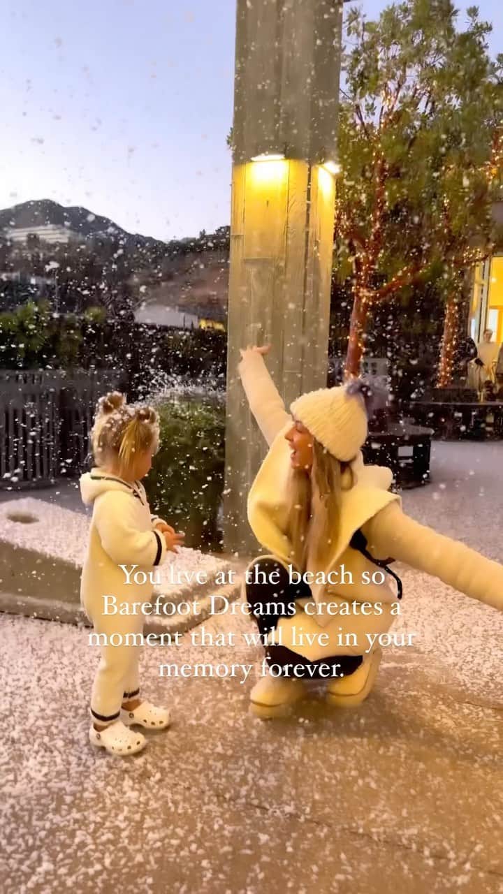 ベアフットドリームスのインスタグラム：「We’re turning our beachy paradise into a magical winter wonderland for the holidays! Join us for a whimsical fake snow show that will make you feel like you’re in the North Pole, right here in Malibu at our Barefoot Dreams Flagship Store. ❄️✨🤍  📷: @hayleycarling」