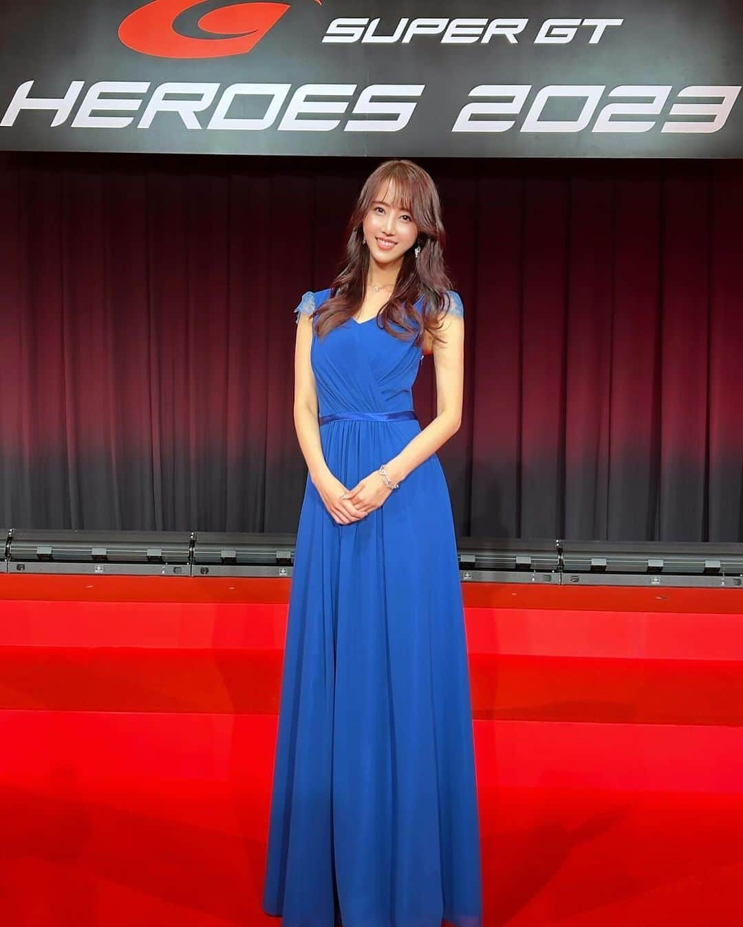 竹内紫麻さんのインスタグラム写真 - (竹内紫麻Instagram)「SUPER GT HEROES 2023❤️   今年もピエールさんと 司会を務めさせて頂きました😌  いつも鎬を削って頑張っている 関係者の皆様の姿を知っているだけに、  皆が表彰されている姿を見るのは 自分のことのように嬉しかったです😌❤️  参加者全てがヒーロー🦸🦸‍♂️  のコンセプトのもと、 行わせて頂いたHEROES⭐️ ヒーローの皆様は 楽しんで頂けましたでしょうか😌？  わたしも皆に会えて嬉しかった😌❤️  そして今年の青のドレスがとても好評で 嬉しかったです👗❤️  皆さんのスーツ姿も素敵でした👏  改めましてヒーローの皆様 今年一年間お疲れ様でした〜⭐️  #supergt #heroes  #heroes2023  #galaparty  #award   #galaparty #表彰式」12月2日 10時40分 - shimax1223