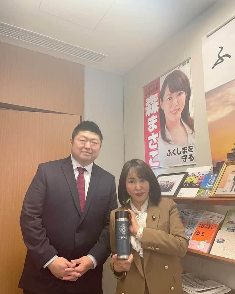 森まさこさんのインスタグラム写真 - (森まさこInstagram)「Mr. Michael Lee arrived at the office of Mori Masako for two months of training beginning November 27, 2023.  Michael is a government official from the United States Federal Emergency Management Agency (FEMA).  I happen to be the first Japanese person to obtain the IAEM (International Association of Emergency Managers) Executive Leadership Professional Development Program certification, facilitated by former FEMA Administrator, Craig Fugate.  Mr. Fugate assisted Japan during the time of the 2011 Great East Japan Earthquake and subsequent nuclear incident.  I have visited FEMA many times since then, most recently in September of this year.   I received this FEMA bottle from Michael Lee as a gift.  During Micheal's training, I will lead a trip to the Fukushima nuclear power plant site and to the Innovation Coast.」12月2日 10時41分 - mori_masako_