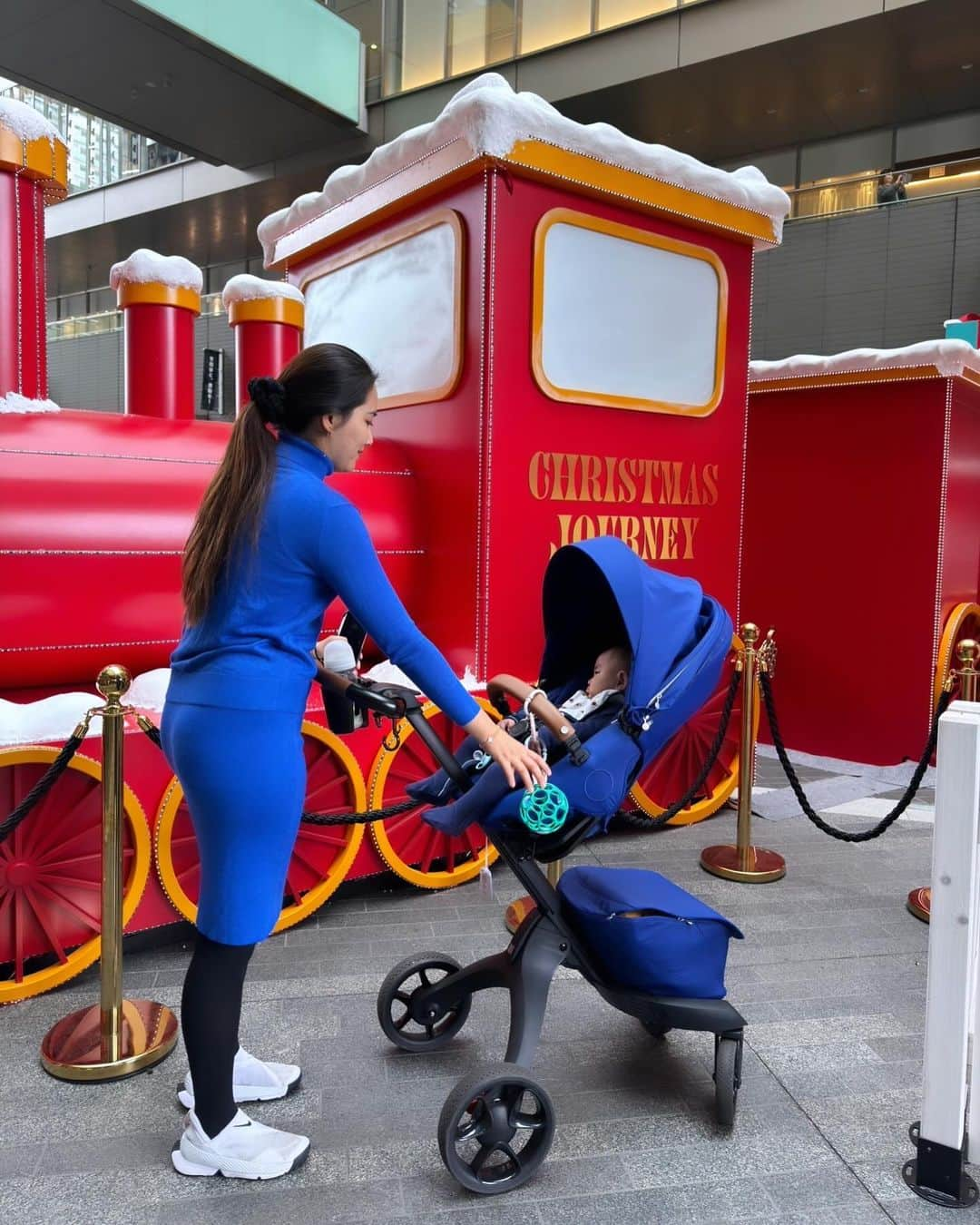 奥山春香さんのインスタグラム写真 - (奥山春香Instagram)「街がクリスマス色になるのさいっこーに幸せ🪅  #無意識に青 #車も青」12月2日 10時42分 - corvetteharuka