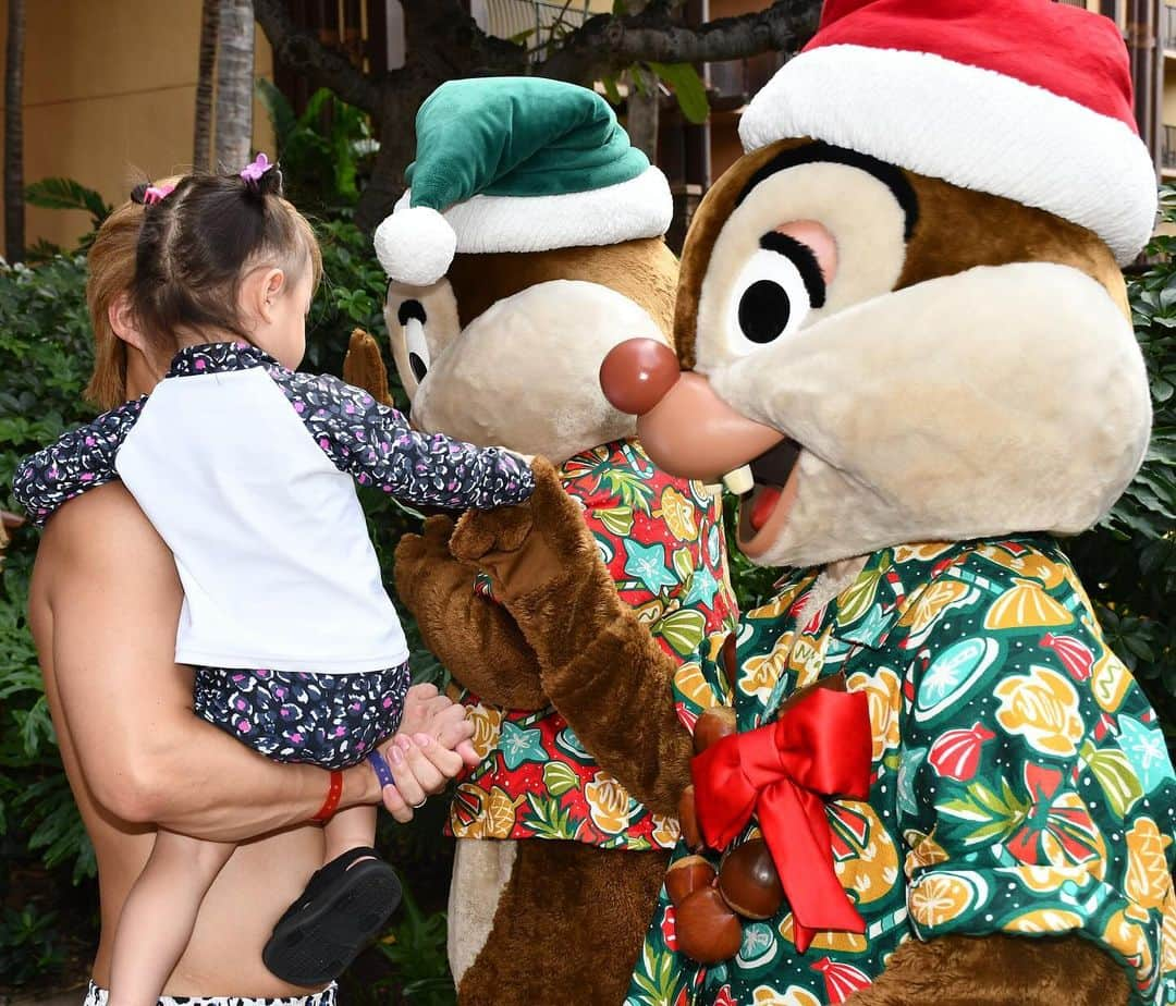 甲村仁絵さんのインスタグラム写真 - (甲村仁絵Instagram)「Aulani❤️🖤 初のキャラグリでスティッチに大興奮だったくぅちゃん💙  怖がると思ってたけど自分の知ってるキャラ ミッキーやスティッチ、そしてなぜかチップとデールには 心を開いてて😂自分からつんってしてました❤️w  グーフィーの反応とは大違い😂  いっくんはひたすらされるがままで ほっぺプニプニされてた😂❤️w  こんな近くで長い時間独占できるのって中々ないから (まじゆるいww) すごくいい経験になったんじゃないかな☺️ またいこーねん🫶  #Aulani #アウラニ　#子連れハワイ」12月2日 10時43分 - hitoe_style