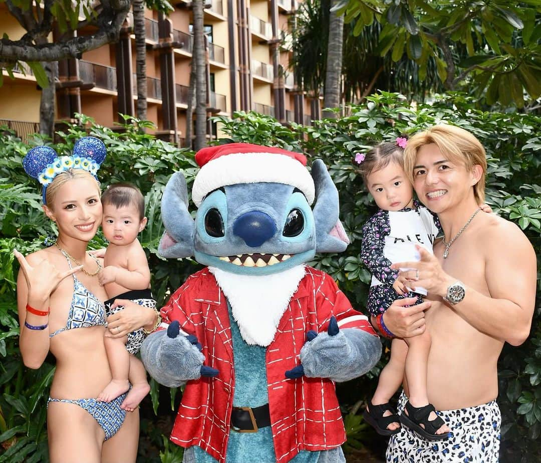 甲村仁絵のインスタグラム：「Aulani❤️🖤 初のキャラグリでスティッチに大興奮だったくぅちゃん💙  怖がると思ってたけど自分の知ってるキャラ ミッキーやスティッチ、そしてなぜかチップとデールには 心を開いてて😂自分からつんってしてました❤️w  グーフィーの反応とは大違い😂  いっくんはひたすらされるがままで ほっぺプニプニされてた😂❤️w  こんな近くで長い時間独占できるのって中々ないから (まじゆるいww) すごくいい経験になったんじゃないかな☺️ またいこーねん🫶  #Aulani #アウラニ　#子連れハワイ」