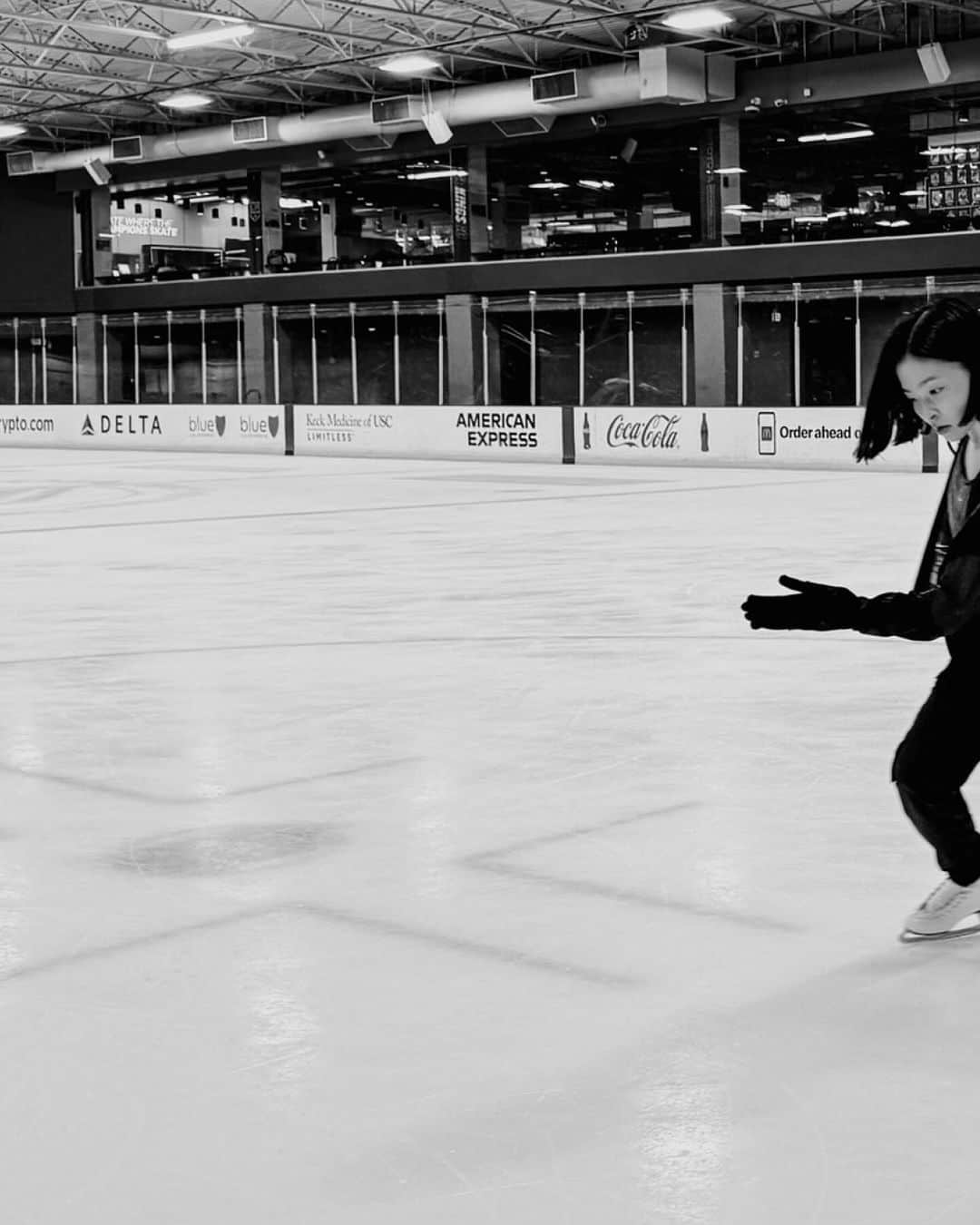 マイア・シブタニさんのインスタグラム写真 - (マイア・シブタニInstagram)「Back at the office and my skates are so clean!! Thank you, @harlickskatingboots. ⛸️🙌❤️」12月2日 10時49分 - maiashibutani