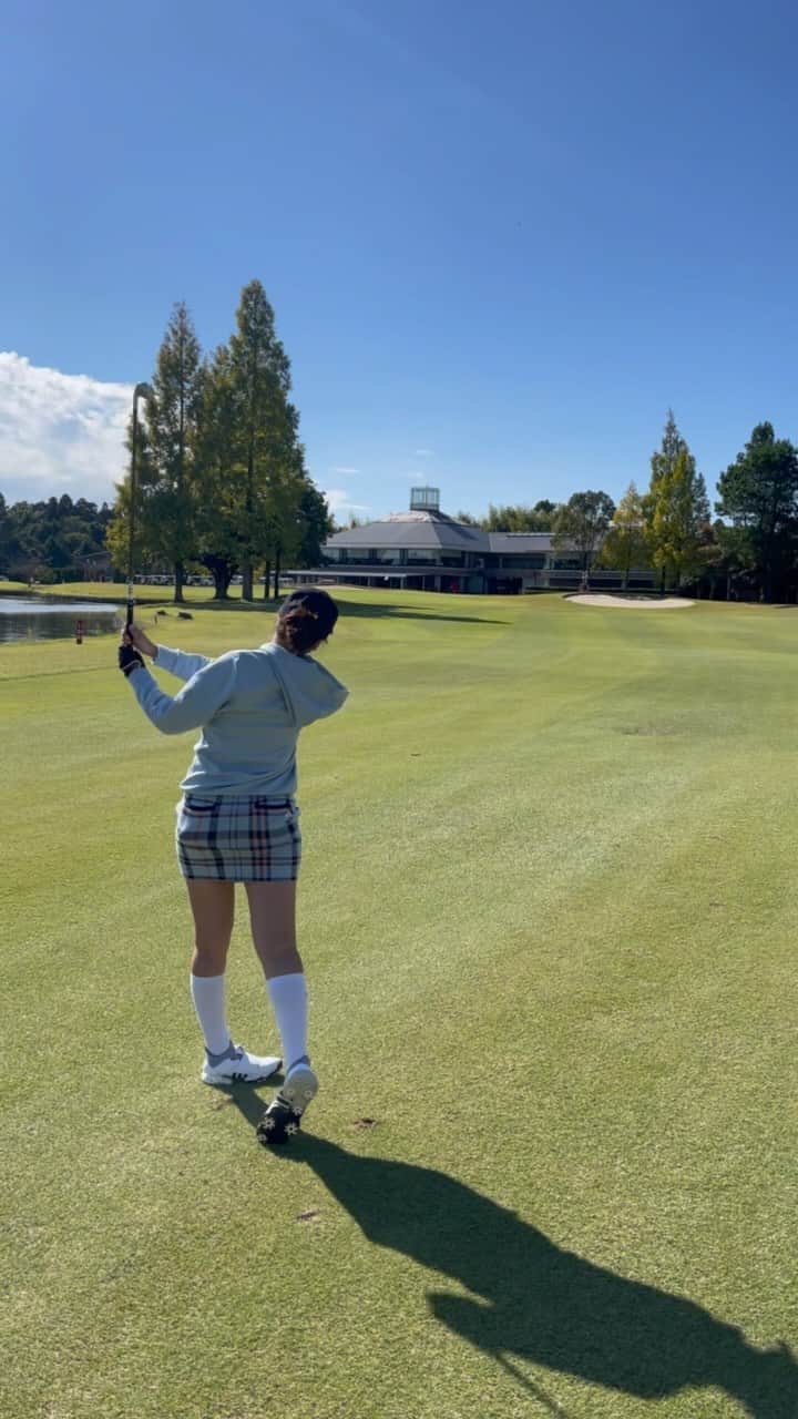 奥山春香のインスタグラム：「冬のアディダスかわいい⛄️🩵💚 たくさん着たいのになかなかゴルフいく機会がなくてかなしみ⛳️」