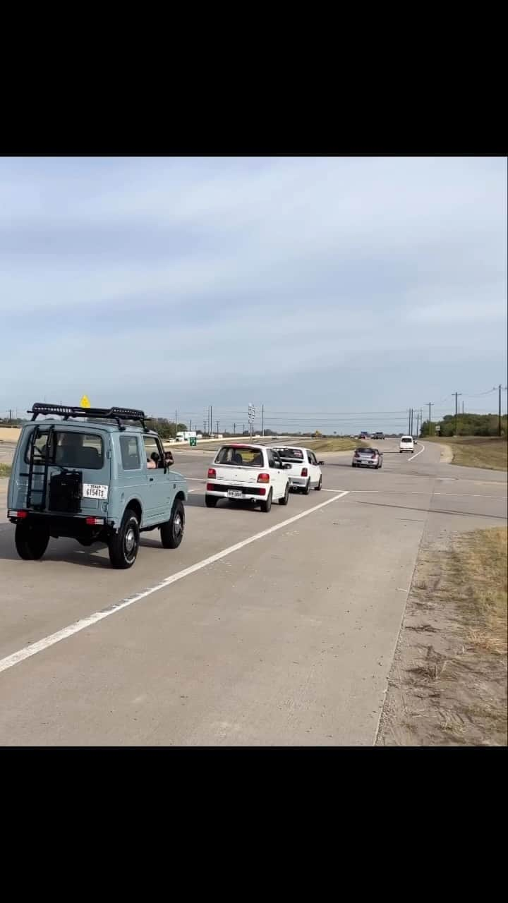 スティーブのインスタグラム：「25 JDM KEI cars and trucks rolling through Texas! If you haven’t seen the video go to Steve’s POV on YouTube now @ntxkei  25台ほどの軽自動車でテキサスを走ってみた‼️ユーチューブでシリーズをチェックしてね　メチャ楽しかった❣️」