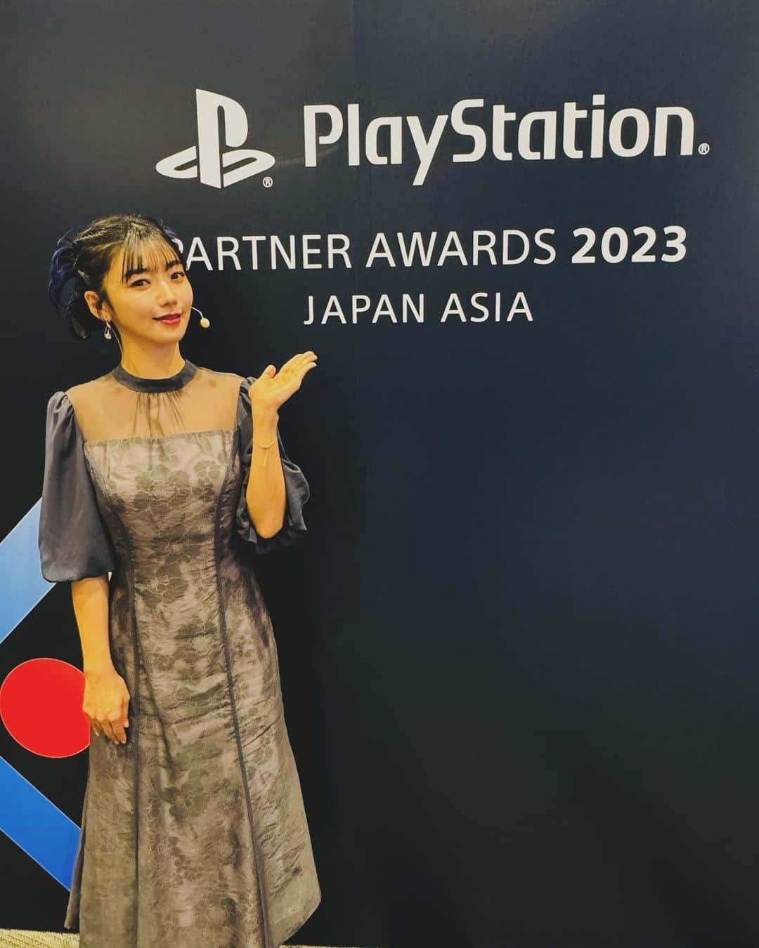 松嶋初音さんのインスタグラム写真 - (松嶋初音Instagram)「昨夜は年に一度のPlayStation Partner Awardsでした！  数週間前に体調を崩しその菌がたまたま声帯の傷に入ってしまい声帯炎を発症しある日突然声が全く出なくなってしまい、当日のリハーサルでも声があまり出ずかなり不安な状況の中の本番でした。  それでも皆様暖かく見守って下さり、たくさんの受賞者の皆様を讃えることができました！  今回の出来事は自分にとってトラウマ級の経験になりました💦  ネガティブな事というよりか今となっては全てがポジティブなことに変わり、まずは自分をサポートしてくれる方がこんなにもたくさん居るということを知りました。  いい病院を教えてくれた方々、お仕事をピンチヒッター立てよう！と素早く判断してくれた方々、ピンチヒッターを快く引き受けてくれた方々、持ちうる知識の全てを教えてくれた方々、ギリギリまでサポートしてくれた方々、こんなにも親切にして下さる方々に囲まれてどれだけ恵まれた環境にいるんだと痛感したと同時に自分のプロ意識を今一度引き締めなおさなければと強く思いました。  今回の出来事は自分にとって決して忘れることの無い経験となり、今後はより一層徹底的に自己管理していこうと思います。  お世話になった皆様にはおいおいゆっくり恩返しさせてくださいませ🤣🤚  昨日はほんとに楽しかった〜！！！   #PlayStation  #PlayStationPartnerAwards」12月2日 10時56分 - hatsunex