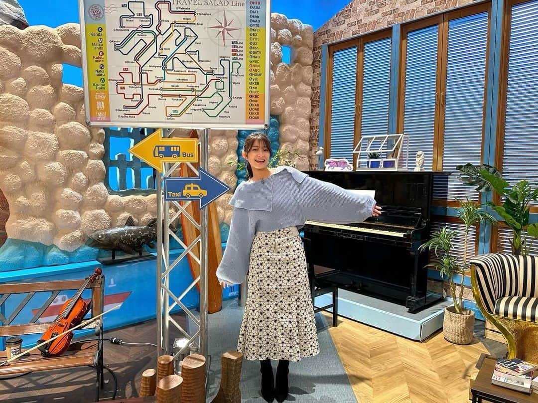 益田恵梨菜さんのインスタグラム写真 - (益田恵梨菜Instagram)「. 旅サラダ観て下さった方々 ありがとうございました💫 . めちゃくちゃ緊張したぁぁぁぁ！ でも、スタジオの雰囲気がとても暖かく 無事に香港の旅をお届け出来てホッとしております🫧 . 今週は香港島を紹介させて頂きました！ セントラルでのお買い物も ディズニーランドも本当に楽しかったなぁ！ . TVerでも観れるようになるので 見逃したけど観たい！観たけどもう一回観たい！ なんて思って下さる方がいらっしゃったら アップされたら是非TVerでご覧下さい✌︎ . 明日から数日は香港での写真、リール載せていくので お付き合い頂けたら嬉しいです♪♪ . そして来週も香港の旅、紹介させて頂くので 続けてチェックよろしくお願い致します✈️ . 衣装👗 トップス: @chico__official___ スカート: @clear.official . #旅サラダ #海外リポーター #香港 #香港島 #セントラル #香港ディズニーランド #チャイナドレスのリールか #ディズニーランドのリール #どっちを先にアップするか迷ってる #笑」12月2日 10時57分 - erina_msd