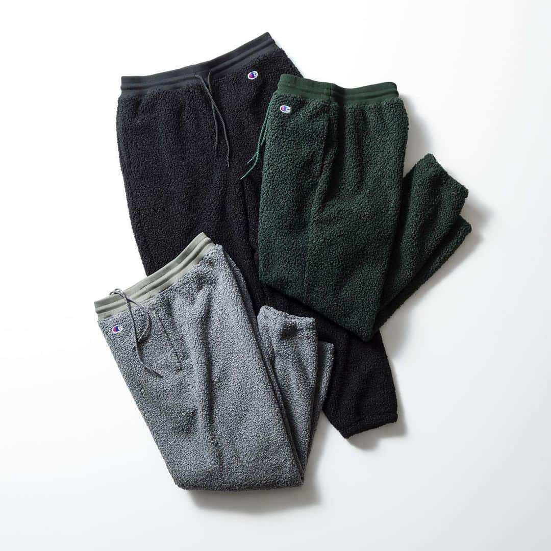 Champion Japanのインスタグラム：「【LONG PANTS】  モコモコに包まれる触り心地で防寒対策！ ボアフリース素材のロングパンツが秋冬に登場です♪  表と裏のフリースの間には、防風性に優れたフィルムをラミネート。風を通しやすいフリースの弱点を解消し、優れた防風性・保温性を実現しました！  デザインも、ワタリから膝、裾にかけてゆるやかに細くなる人気のテーパードシルエット。ウエストと裾にゴムを入れ、ウエストはスピンドルによるサイズ調整が可能です。  タウンユースはもちろん、ワンマイルウェアやルームウェアとしても大活躍！着ているだけでポカポカになれる１枚です！  ■Item：Long Pants ■Number：C3-Y208 ■Color：ダークグリーン, ミディアムグレー, ブラック ■Size：M, L, XL ■Price：￥12,980  #Champion #チャンピオン #23FW #Casual #カジュアル #カジュアルスタイル #カジュアルコーデ #ロングパンツ #ボアフリース #防風性 #保温性 #セットアップ #冬コーデ #冬ファッション」