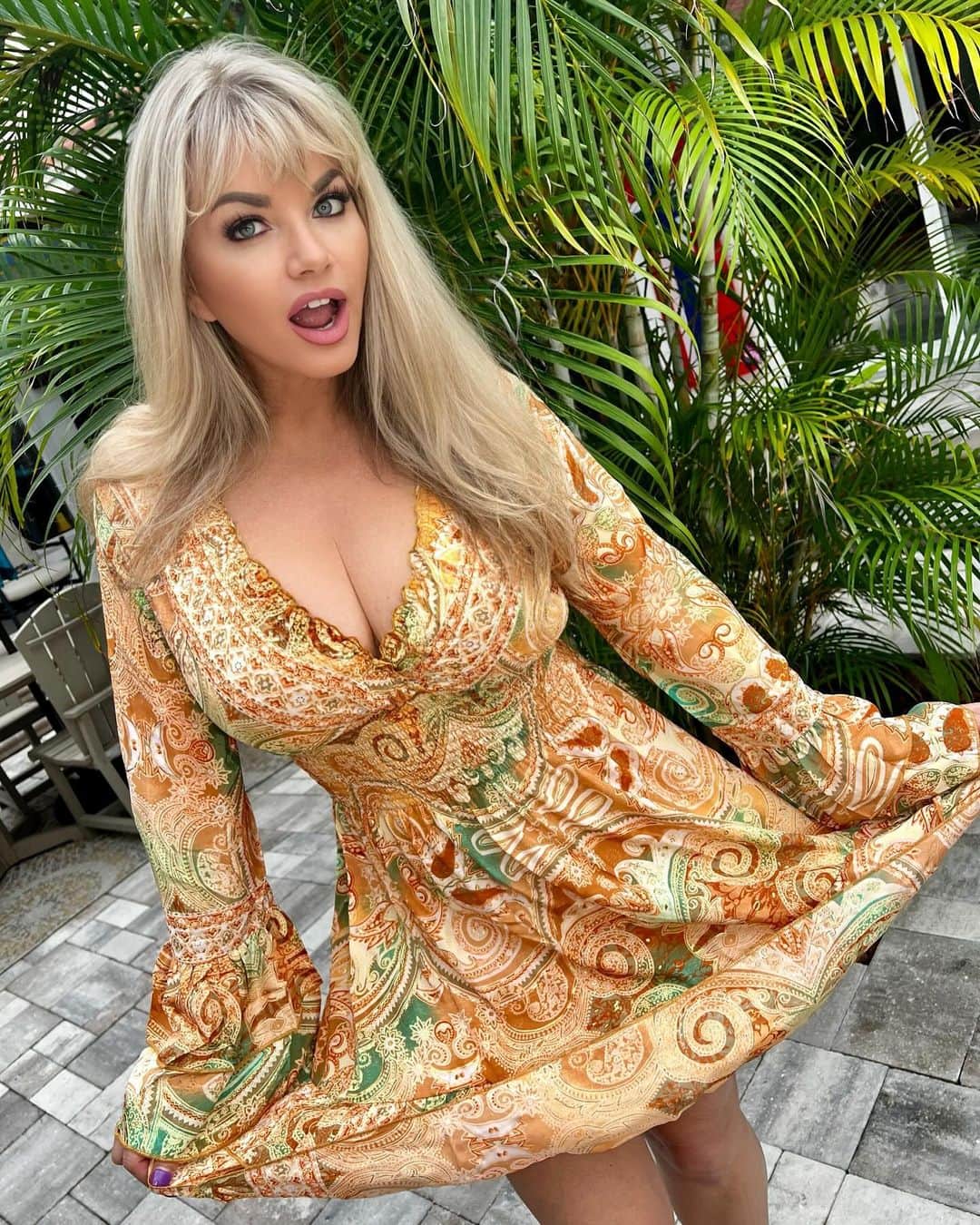 ヴィッキー・ヴェットさんのインスタグラム写真 - (ヴィッキー・ヴェットInstagram)「1 or 2?!?! … I picked up this dress in #savannah #georgia recently… do you like it? ❤️💛❤️ #norwegiangirl #floridalife #winterinflorida 🌴」12月2日 11時05分 - vickyvette