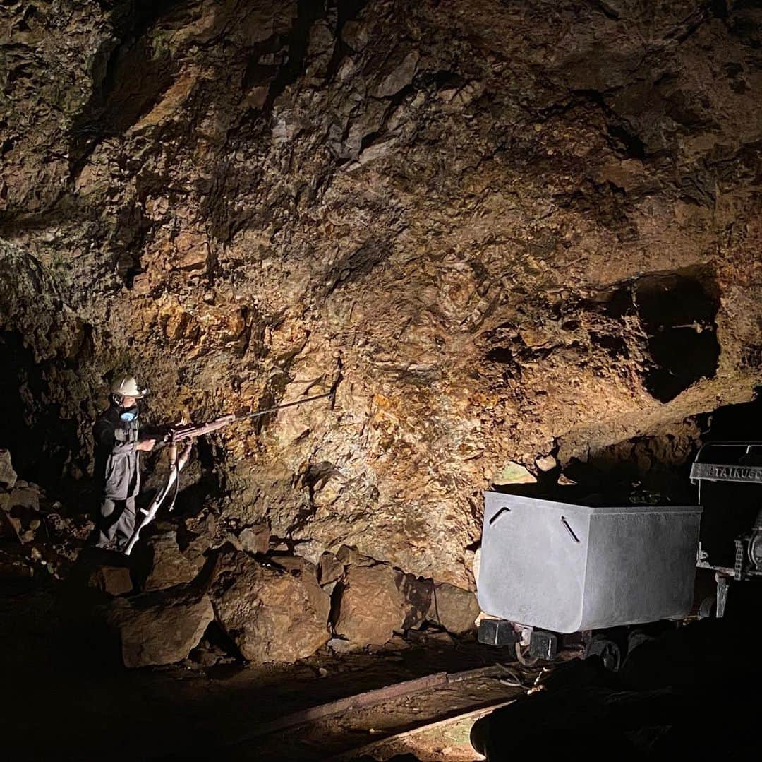 ANAさんのインスタグラム写真 - (ANAInstagram)「日本を旅しよう！✈💙 意外と近い日本海最大の離島、新潟県佐渡市をご紹介🤗  🔶採掘された鉱石から不用鉱物を取り除く鉱石処理をするために使われていた施設の跡地「北沢浮遊選鉱場跡」 夜はライトアップされ、昼と違った幻想的な光景を楽しめます。 📅ライトアップ開催期間：2024年2月29日（木）まで。 開催時間：17:00～22:00  🔶佐渡金銀山周辺から採れる赤褐色の「無名異（むみょうい）」といわれる土を主な原料とした陶器の製造販売「北沢窯」陶芸体験もできます。  🔶江戸時代に開山後、平成元年の操業休止まで約400年にもわたり金・銀を採掘してきた「史跡 佐渡金山」  🔶金箔ソフトクリームと金箔コーヒーで豪華な気分に😋  🔶佐渡島といえばトキ。島内で約500羽まで増え、野生のトキに会えるかも！  🏨SADO RESORT HOTEL AZUMA @azuma.sadoresort 夕陽に一番近い宿としても知られ、広大な庭園と海がすぐそこに！ お風呂は、相川長手岬温泉の温泉大浴場、佐渡の海洋深層水を用いた貸切露天風呂✨ 食の宝庫と言われる佐渡島は、海山に囲まれており、四季折々の食材に恵まれています😋  航空券付きプランはこちら✈  https://ana.ms/3Yb7ZNz ホテルのご予約はこちら🏨✨ https://ana.ms/3Ym8kwP 詳しくはこちら🌍 https://ana.ms/47nu67f  #allnipponairways #ana #airplane #airport #japantrip #trip #飛行機 #travel #日本を旅しよう #旅行 #visitjapan #visit #旅行 #新潟 #佐渡 #佐渡島 #佐渡金山 #トキ #niigata #sado #SADORESORTHOTELAZUMA」12月2日 11時05分 - ana.japan