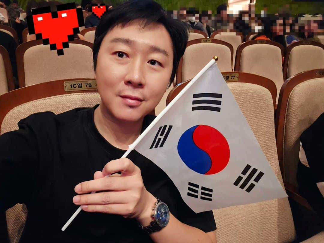 キム・ギドゥのインスタグラム：「#창작뮤지컬 #낙동강 #stand_or_die  가슴을 뜨겁고 웅장하게 만들었던 작품.  그래. 그곳엔 사랑이 늘 존재했다. 기두생각ㅎ  #멋진공연 초대해줘서 #고마워 ~💕 #이엘리야  그리고 영학아 넘 반가웠어~~!!! #노영학  함께 초대받아 같이 공연 본 #두형민 👍」