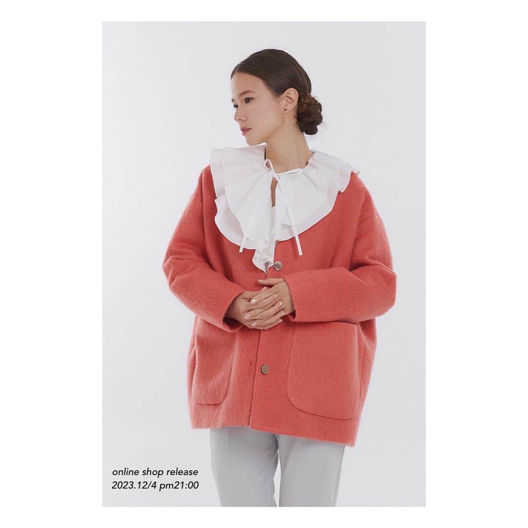 yoriのインスタグラム：「*online shop release*  12/4 pm21:00〜 2023AW新作を発売いたします！  詳細は商品ページをご覧ください。  #バイカラーロングコート #ウールモヘアシャギージャケット #ウールプルオーバー #ラメフェザーニットガーデ #ラメフェザーベレー帽  #yori_japan」