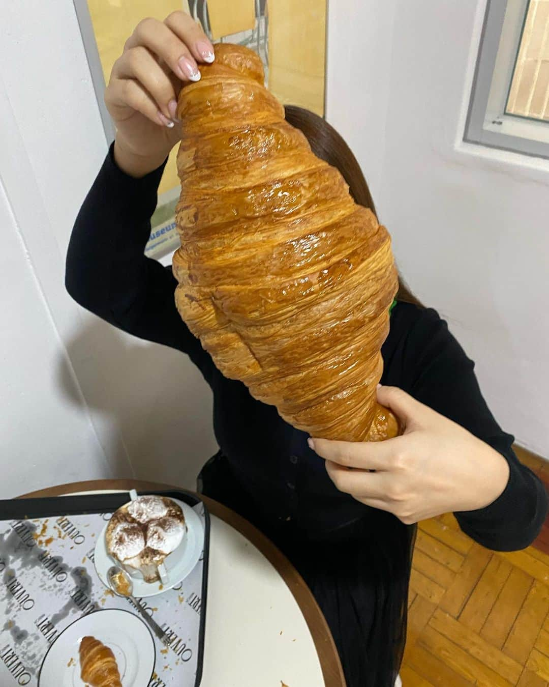 まゆまゆさんのインスタグラム写真 - (まゆまゆInstagram)「. 巨大クロワッサン🥐 30メートルはあるから気をつけてね🥐（それは盛りすぎた） #MAISONOUVERTSEOUL @ouvert_seoul DMで予約必須💌何店舗かありますが景福宮の店舗にしか巨大クロワッサンないので注意🥹 返事はすぐ来るから多分AI💻が返事してる🐝 この日は雨だったから 外で撮れなかったのが悔やまれるから また行こうかな🥐 #ソウルグルメ #まゆまゆの韓国旅🇰🇷  #韓国旅行#景福宮 #景福宮カフェ  #景福宮グルメ」12月2日 11時16分 - 7mayu2mayu