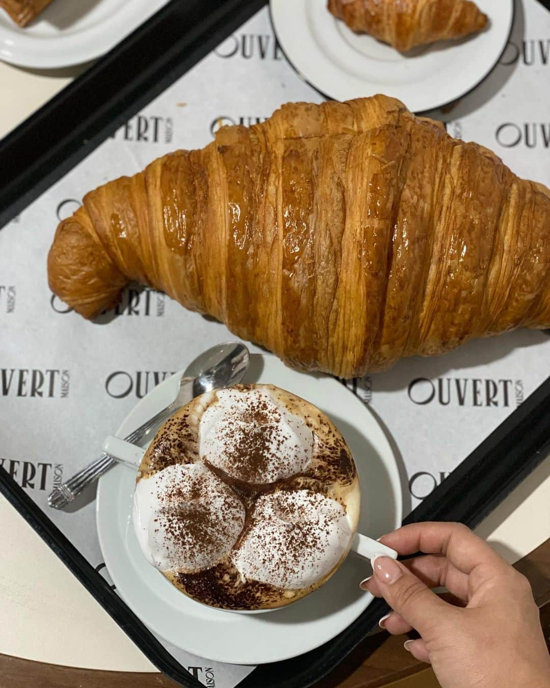 まゆまゆさんのインスタグラム写真 - (まゆまゆInstagram)「. 巨大クロワッサン🥐 30メートルはあるから気をつけてね🥐（それは盛りすぎた） #MAISONOUVERTSEOUL @ouvert_seoul DMで予約必須💌何店舗かありますが景福宮の店舗にしか巨大クロワッサンないので注意🥹 返事はすぐ来るから多分AI💻が返事してる🐝 この日は雨だったから 外で撮れなかったのが悔やまれるから また行こうかな🥐 #ソウルグルメ #まゆまゆの韓国旅🇰🇷  #韓国旅行#景福宮 #景福宮カフェ  #景福宮グルメ」12月2日 11時16分 - 7mayu2mayu