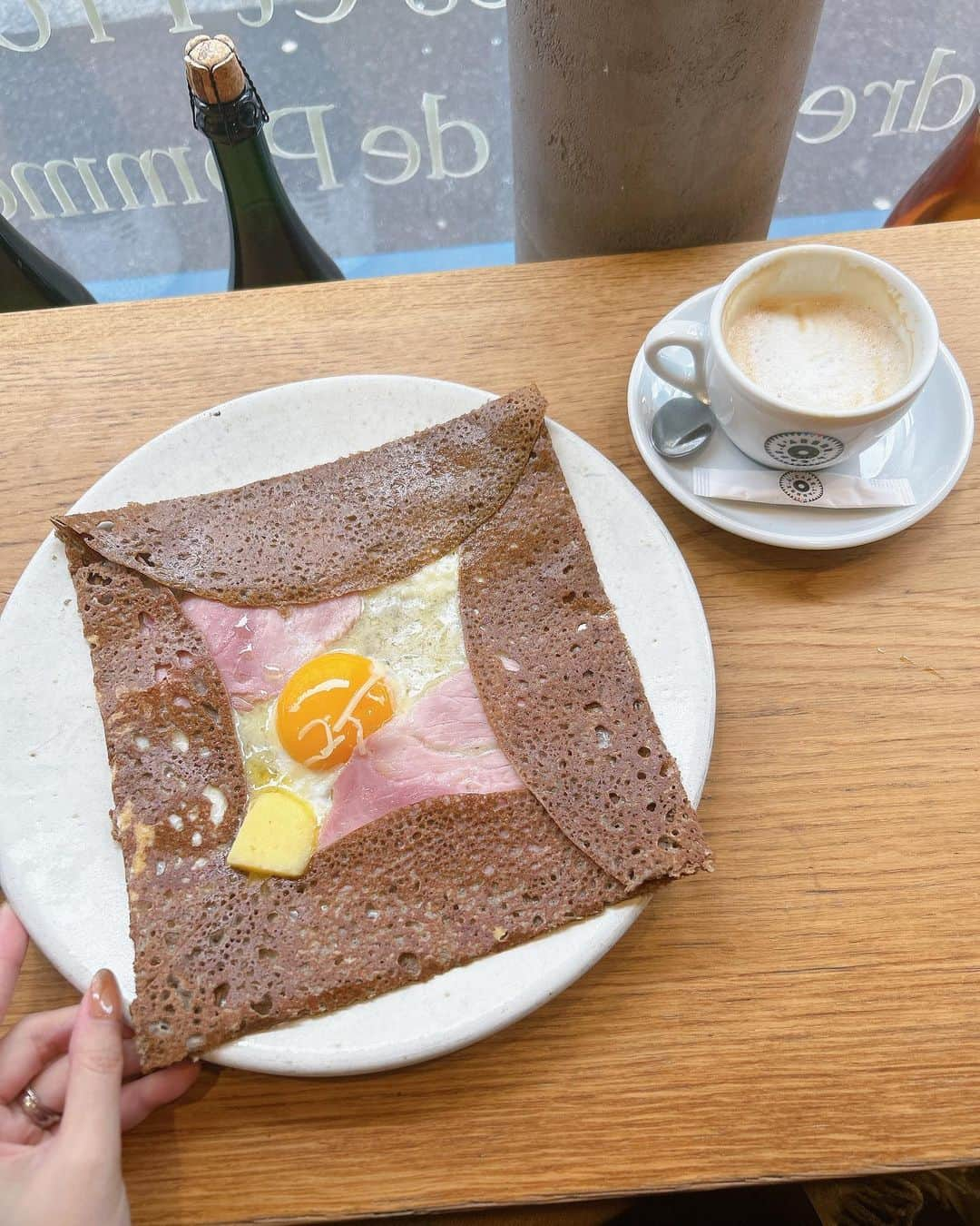 柳田菜月さんのインスタグラム写真 - (柳田菜月Instagram)「Breizh Cafe☕️ . 2日目朝イチで訪れた、ガレットで有名なカフェ 店内は予約のお客さんでいっぱいで、隣のショップカウンターで頂くことに！ (※朝でも予約することをおすすめします😭) . ずっと食べたくて念願のガレットは、定番のをオーダー！ 美味しいカフェラテと共に、ペロリといただきました☺️ 本当に美味しかった…。 . #パリ #朝活カフェ #ガレット #breizhcafe #morning #paris」12月2日 12時00分 - natsuki.3190