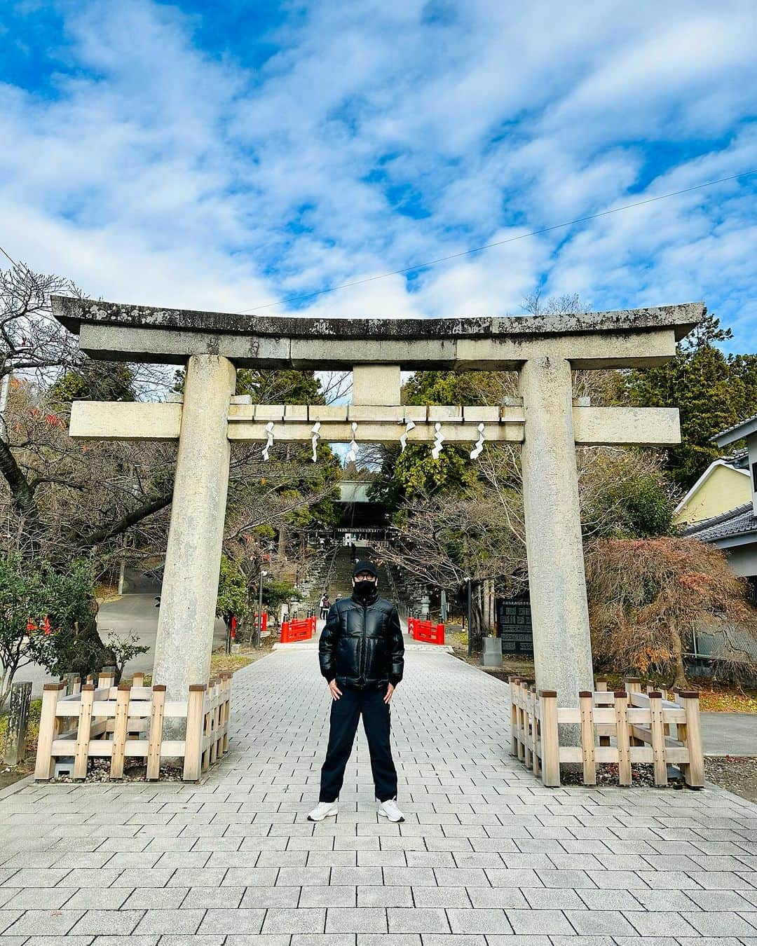 布袋寅泰さんのインスタグラム写真 - (布袋寅泰Instagram)「ホテ散歩@仙台。徳川家康公を御祭神としてお祭りしている神社、仙台東照宮へ。穏やかな秋晴れの階段をゆっくり上り、残りわずかとなったツアーの無事成功をお祈りしてきました。銀杏の葉の黄色い絨毯。思わず手を広げしまいました。今夜の仙台サンプラザ公演。若干の立ち見当日券ありとのこと。会場にお問い合わせを。今夜も目一杯楽しみましょう！　#布袋寅泰 #ホテ散歩　#仙台東照宮」12月2日 11時30分 - hotei_official