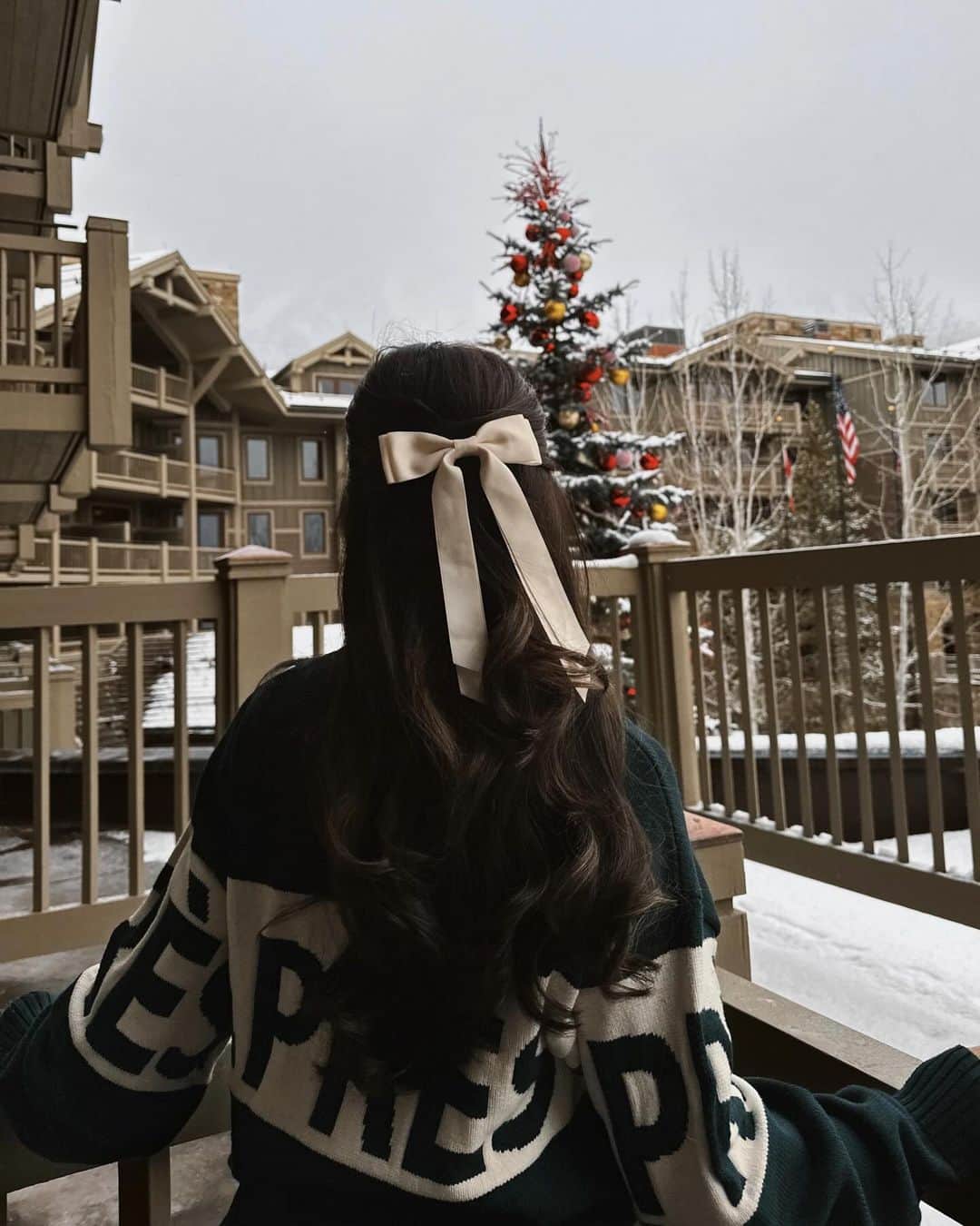 iluvsarahiiのインスタグラム：「This view , That Christmas tree, My hair bow 😍 hello Wyoming!!!」