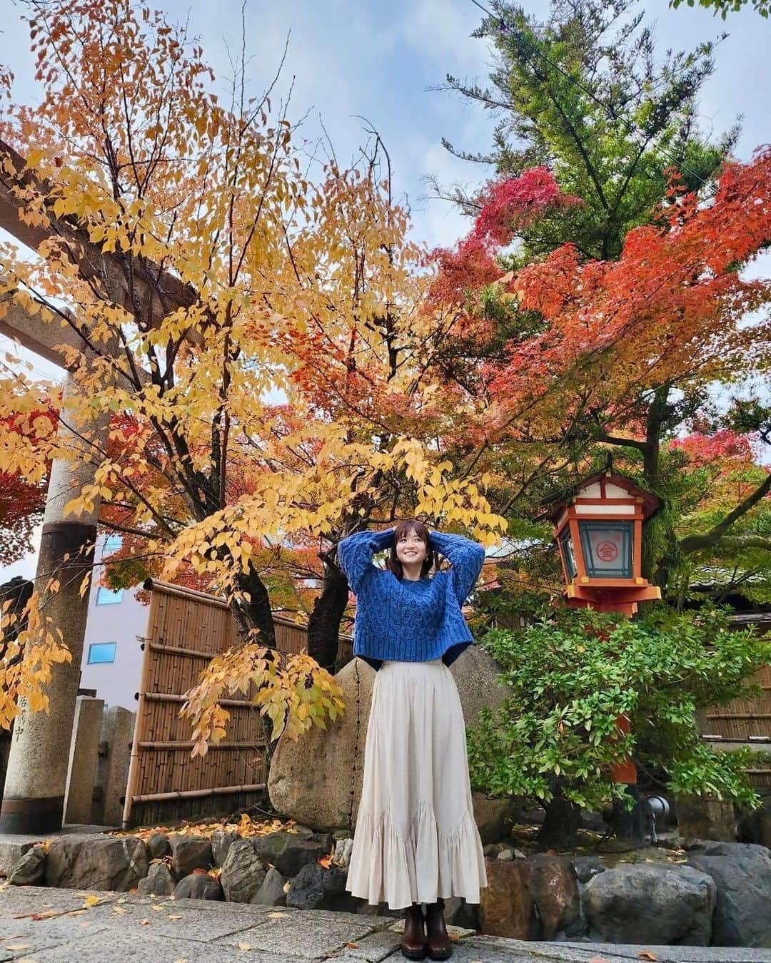 AKIさんのインスタグラム写真 - (AKIInstagram)「. . 今年の紅葉は 『安井金毘羅宮』 で楽しめました🍁 . 切りた過ぎて仕方がない縁は 無いタイプなので 「交通事故との縁が切れます様に」 とお願いしてきました！！！！ . 基本的に人に恵まれてると 思える人生。ありがたい！ . 今年も関わってくださった皆さま ありがとうございました♡ . . . #神社#神社巡り#御朱印#御朱印巡り #御朱印ガール#京都#安井金毘羅宮 #交通事故との縁切り #紅葉#おみくじ#末吉 #色々気をつけます#笑 #千鶴#乳神様#女旅#女2人旅」12月2日 11時31分 - aki_dosu