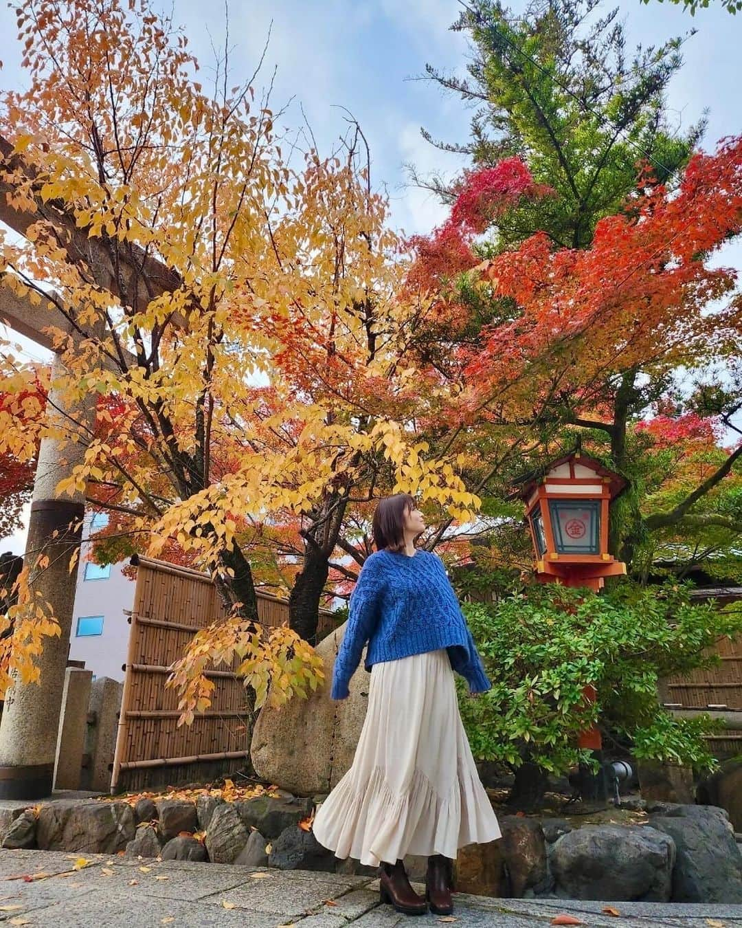 AKIのインスタグラム：「. . 今年の紅葉は 『安井金毘羅宮』 で楽しめました🍁 . 切りた過ぎて仕方がない縁は 無いタイプなので 「交通事故との縁が切れます様に」 とお願いしてきました！！！！ . 基本的に人に恵まれてると 思える人生。ありがたい！ . 今年も関わってくださった皆さま ありがとうございました♡ . . . #神社#神社巡り#御朱印#御朱印巡り #御朱印ガール#京都#安井金毘羅宮 #交通事故との縁切り #紅葉#おみくじ#末吉 #色々気をつけます#笑 #千鶴#乳神様#女旅#女2人旅」