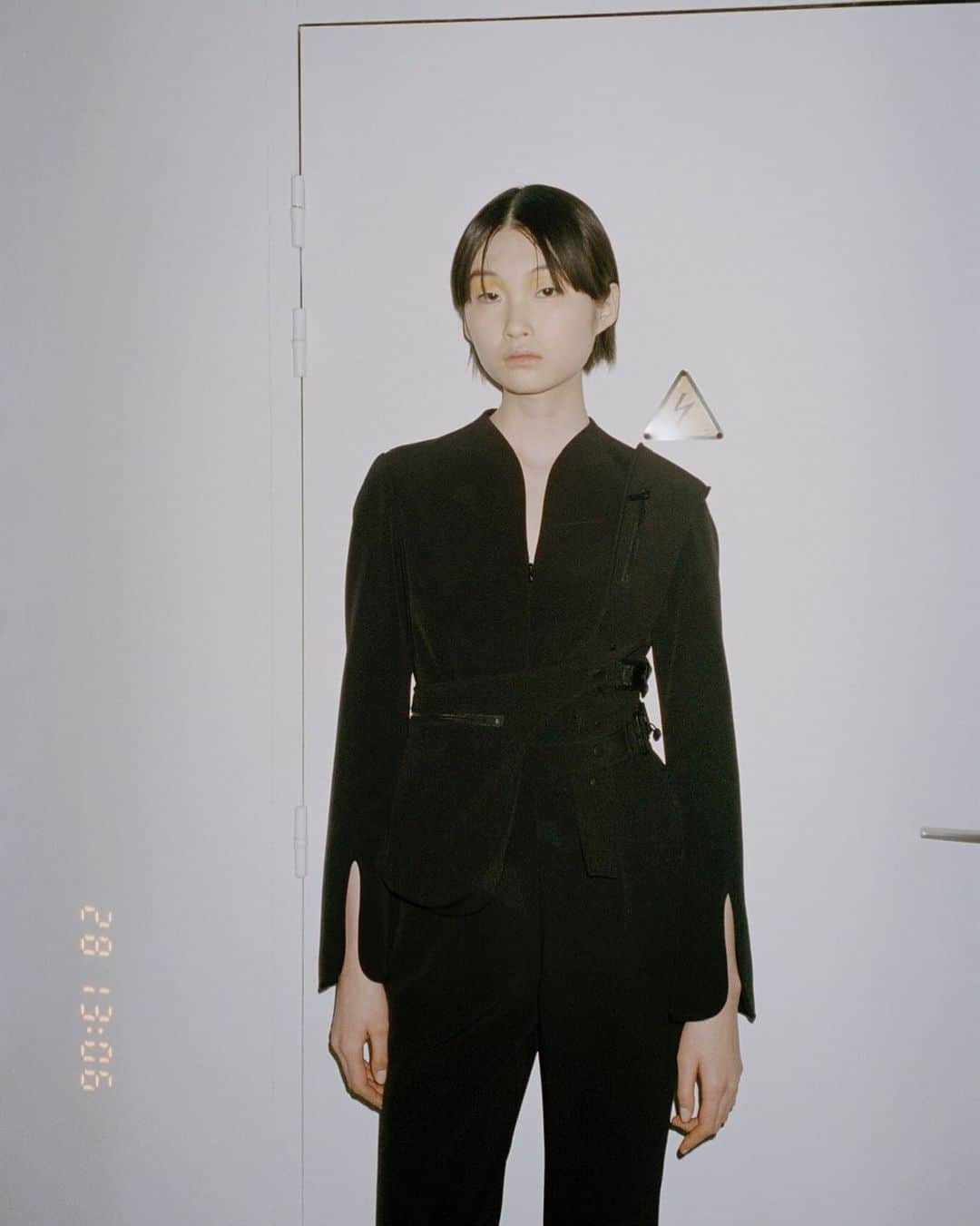 黒河内真衣子さんのインスタグラム写真 - (黒河内真衣子Instagram)「Kanon wearing Acetate Polyester Jump Suit, captured at the backstage of @parisfashionweek   #mamekurogouchi #23fw」12月2日 11時25分 - mamekurogouchi