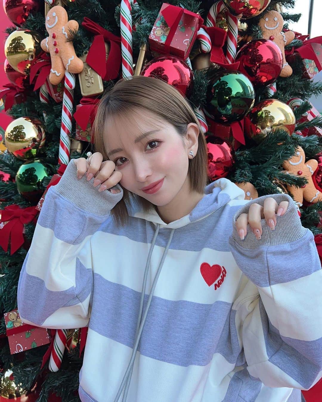 SHIORIのインスタグラム：「かわいー服とねいる🤤💘💅  この間popupで頼んだ服が 届いたから早速着てみた🥹🫰🏻 @kaoyorinakami   男女兼用のブランドだから ペアルックもできるし、 ダボっとしてるのがすき❣️❣️ ワンポイントのハートが可愛いの🥹 ゾゾタウンでもよくランキング入ってる🤤🖤  そしてネイルは密かに水色🐬💙 ありしゃんと成田山行きながら 成田店でやろうとしたけど、 タイミング合わずで渋谷で🥹 raviyは成田のイオンにも入ってるから 絶対リベンジしよ🤟🏻🤟🏻🤟🏻 @arishan.3  @raviy31   クリスマスだねえ〜🎄🎅🎁  #12月🤍」