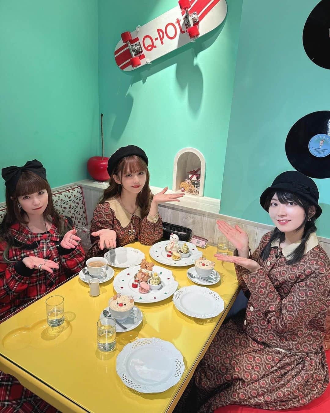 檜山沙耶さんのインスタグラム写真 - (檜山沙耶Instagram)「翠さん @midorifukasawa とるなさん @lunaharuna_official とQ-pot CAFE. へ クリスマスメニューをいただきました🍪🎄 雪だるまとくまちゃんケーキも、塩キャラメルティーラテも美味しかった☕️ お二人に会えて心もお腹も満たされました😌 楽しい時間をありがとうございました♩  #qpotcafe #qpot」12月2日 11時39分 - sayahiyama