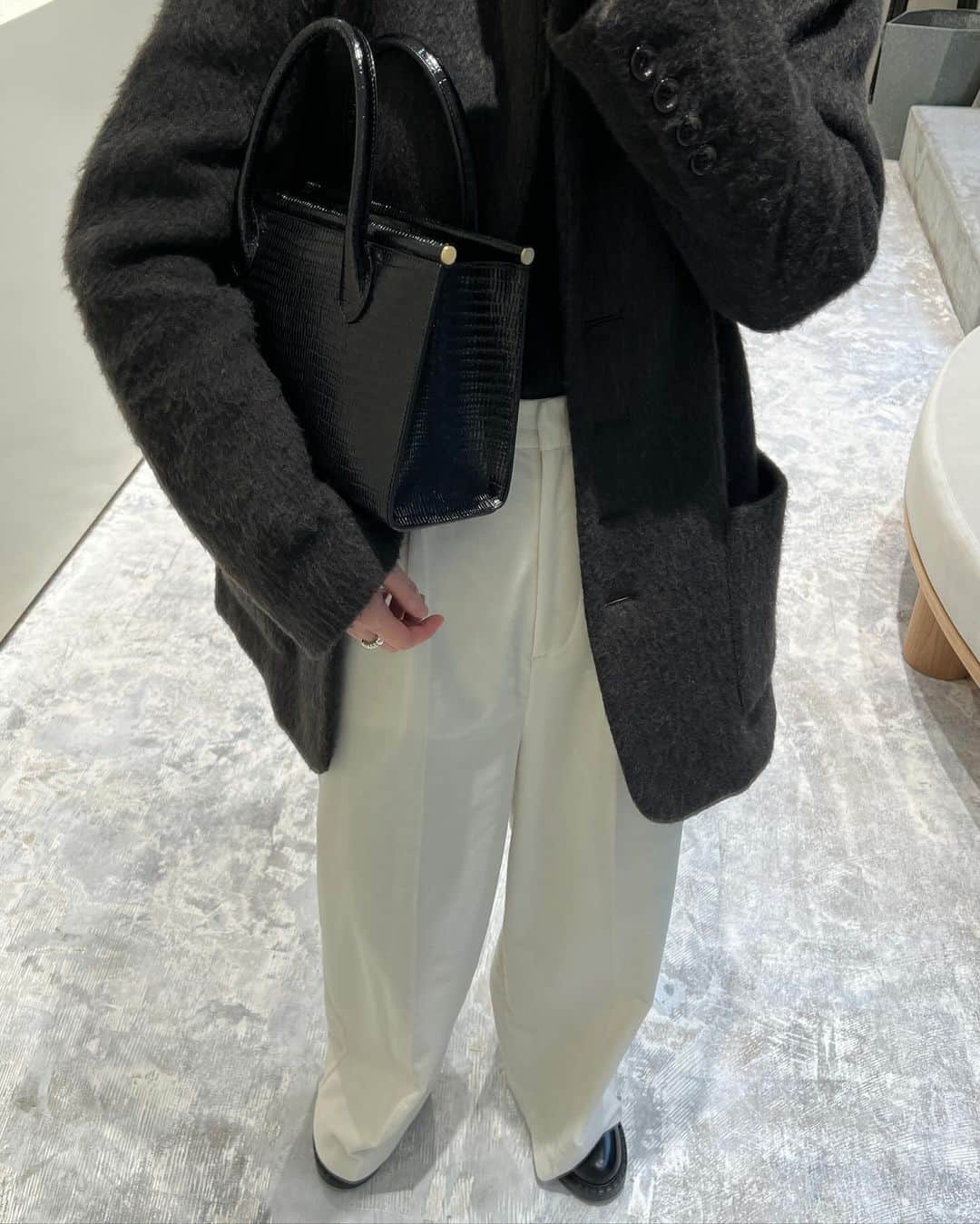 中村真里のインスタグラム：「⁡ ｺﾞｰﾙﾄﾞの金具がチラッと見えるデザインが可愛いハンドバッグ @toutyest  ⁡ トュティエは2019年に韓国でローンチ。ビンテージっぽいムードにクラシックなデザインを生かしたレザー製品を展開してるブランドで他のバッグのデザインも可愛かったーー！ ⁡ 今日から東京でPOPUPするみたいなので この機会に！手に取って見れるﾁｬﾝｽ☺️✌️ ⁡ ⁡ TOUT Y EST TOKYO POPUP STORE 日時：12/2(土) ~12/22(金)  時間：12:00-20:00 場所：ZeroBase表参道 住所：東京都港区北青山3-5-22 1F ⁡ #toutyest #toutyest_tokyo #toutyest_popup」
