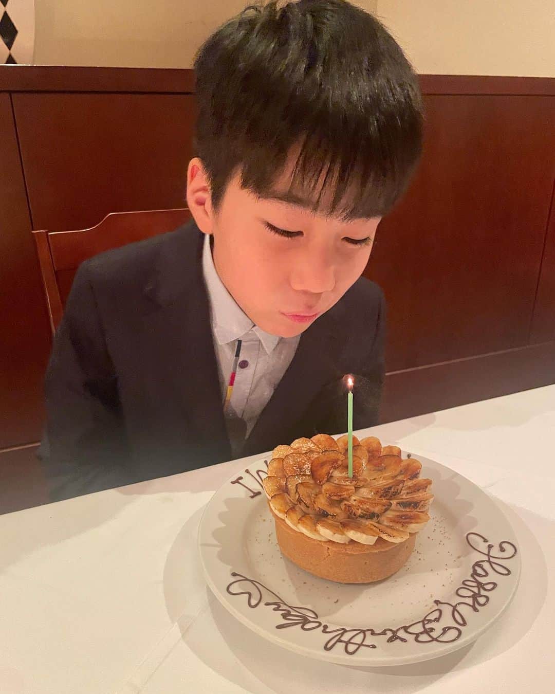 尾上菊之助のインスタグラム：「先日は倅の10歳の誕生日でした。岳父の命日でもありますので、お墓参りをした後誕生日祝いをしました。 岳父はいつも倅を見守っていてくださる、そんな気が強く感じる日でした。 ⁡ 倅の1番好きなケーキはバナナケーキなので、毎年バナナケーキでお祝いです。」