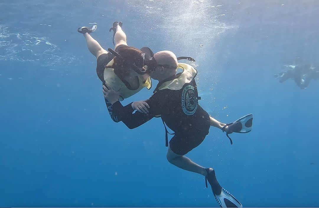 And Youさんのインスタグラム写真 - (And YouInstagram)「Celebrating love beneath Hawaiian waters — Snorkeling kisses in paradise, creating timeless memories for the perfect honeymoon or anniversary escape ❤️ • • • #hawaiihoneymoon #anniversary #snorkeling #turtle #oahuhawaii #hawaiiadventures」12月2日 11時36分 - dolphinsandyou