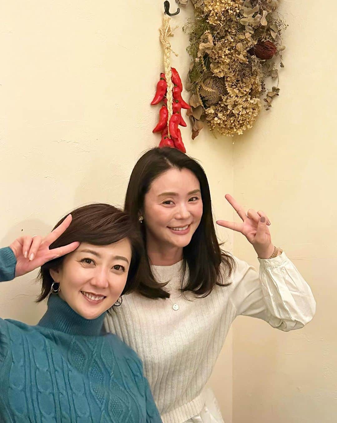 池尻和佳子のインスタグラム：「真面目でチャーミングな由美先生が大好きです。プチ忘年会、開きました。ずっと前から仲良くさせてもらっている気がするけど、今年出会えたことに感謝です‼︎」