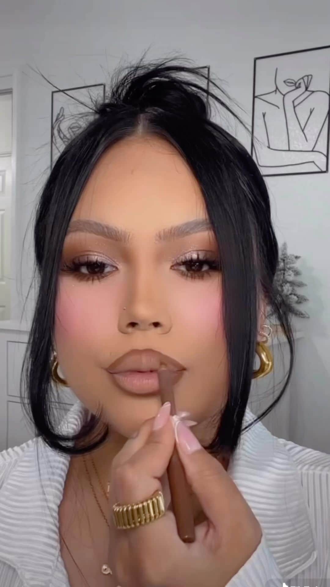 wakeupandmakeupのインスタグラム：「BROWN SUGAR LIPS🤎  @_cicimua  @elfcosmetics Lip Oil “Honey Talks”  @colourpopcosmetics Lipliner “Bff3”」