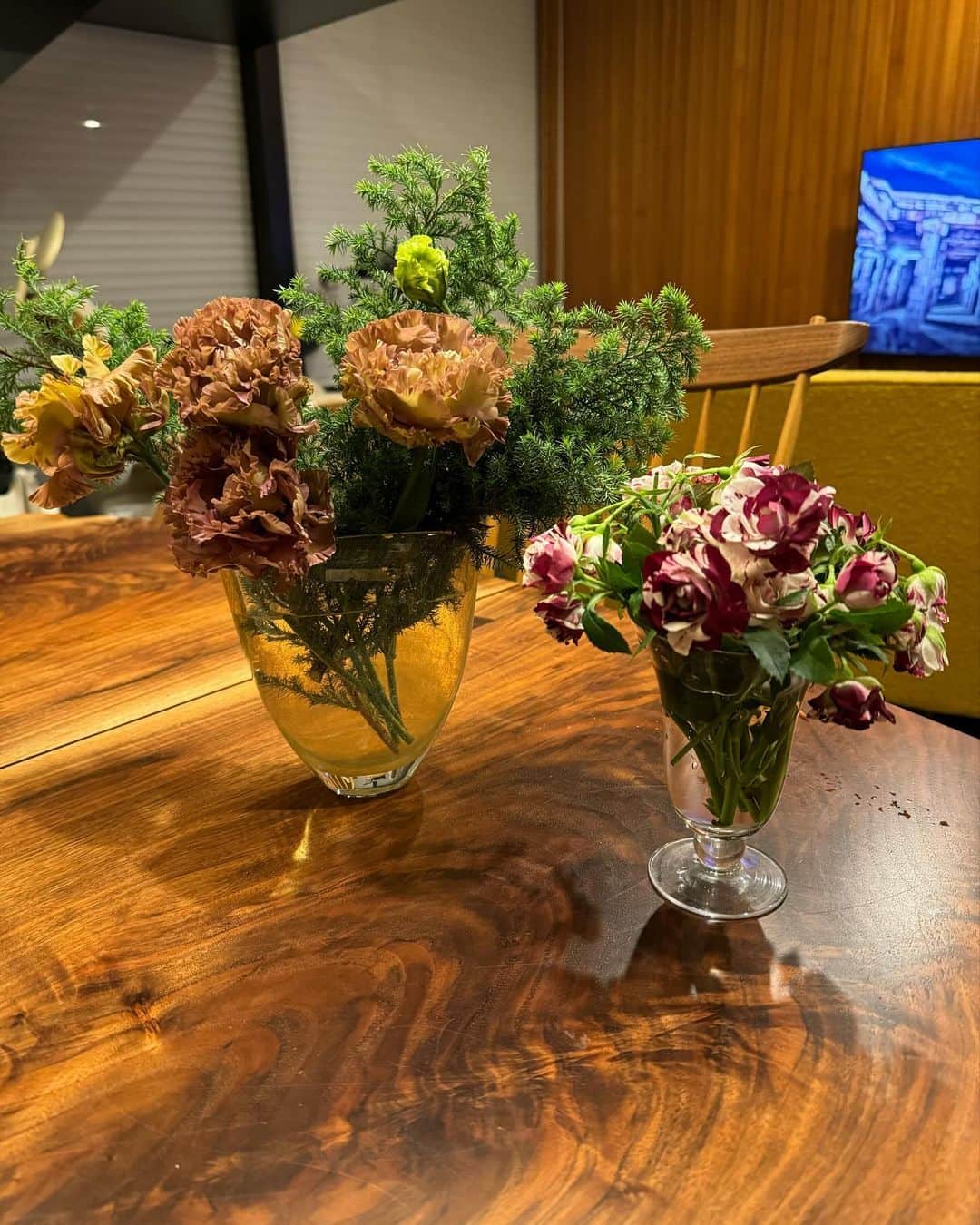 森山良子のインスタグラム：「少し枯れかけたお花を２つにして、あーごめん、、、食べ損ねた苺を甘く煮て冷凍してあるスコーンを焼いてアチチのままのジャムを乗せていつものキッチン立ち食い。 羽田に着いて美しい夕焼けに惚れ惚れしながらあ、あそこに海蛍が‼️など心躍らせるうちに和歌山に着きました。 気がついたら美味しいお魚が、、、目の前に。１日のなんと早い事か。  明日と明後日は秋川雅史さんとのジョイントコンサートです。」