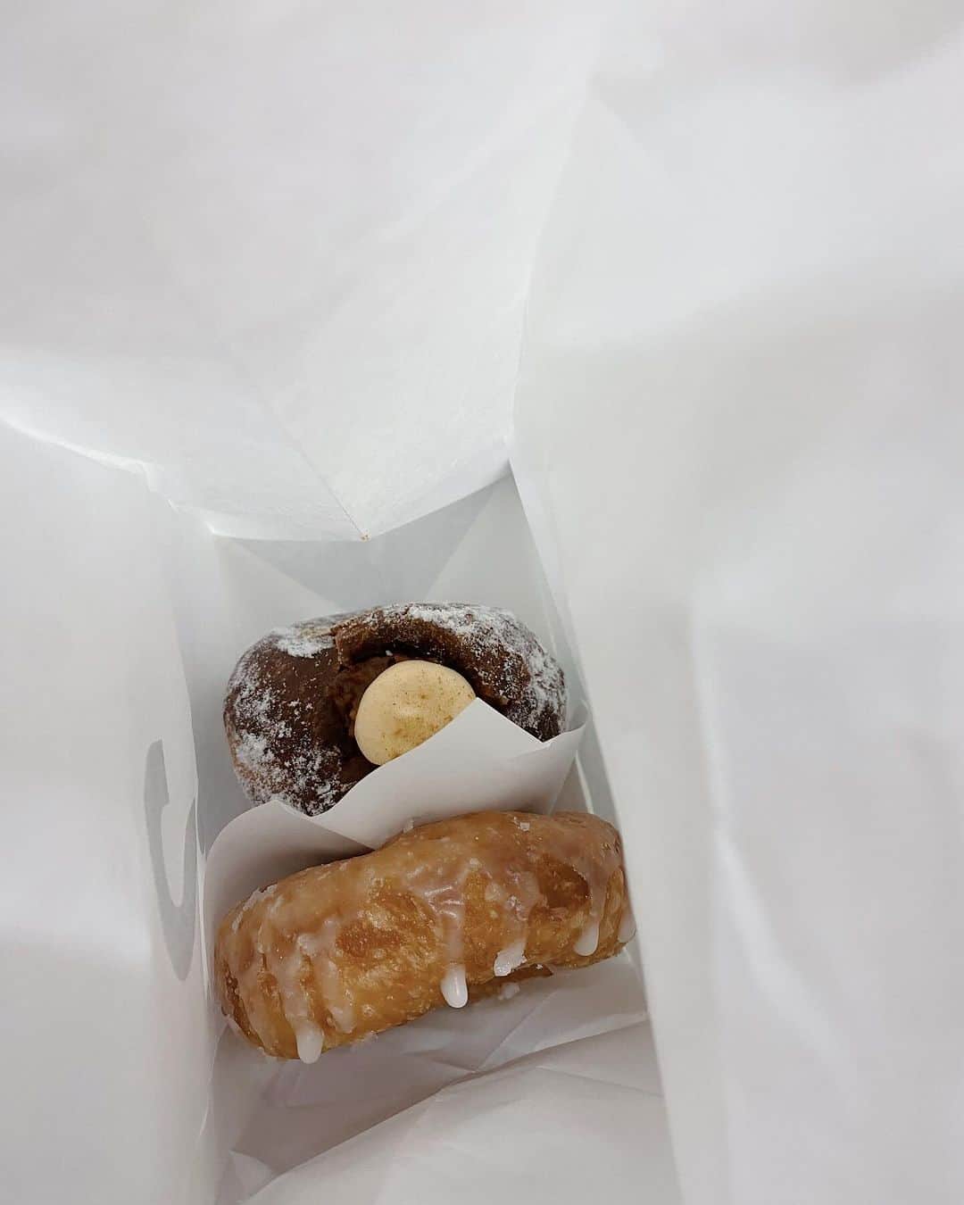 黒澤正徳さんのインスタグラム写真 - (黒澤正徳Instagram)「今話題の『I’m donut ? 』買いました🍩  ドーナツで並ぶのおじさん初めて💚  残ってるのが2種類のみで  キーマサラダドーナツ？を食べました💚  ボリュームあって美味しかった💚」12月2日 17時14分 - kuro_chan79