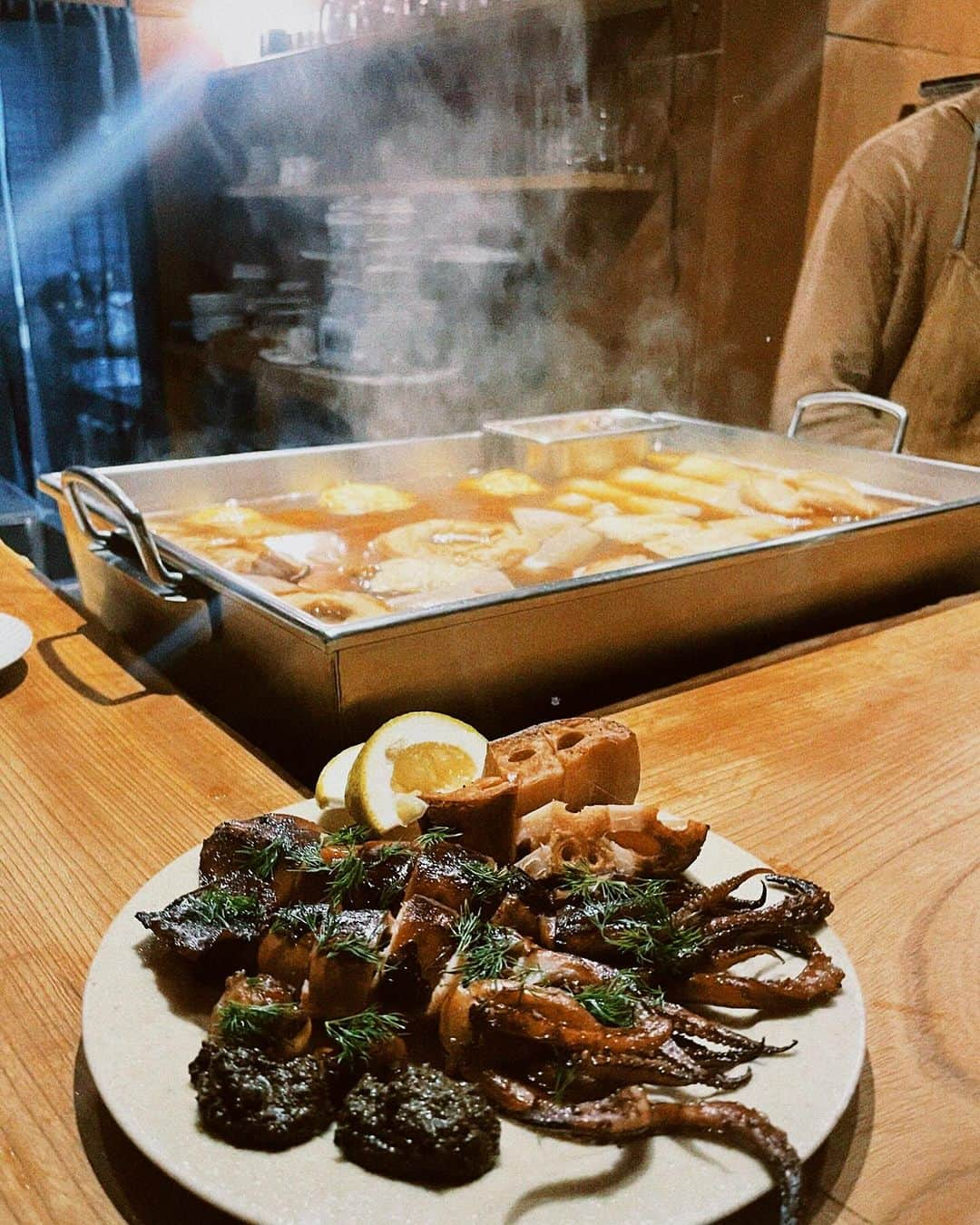 中里亜美のインスタグラム：「日本にはおでんの季節がある。 素晴らしいよ。  写真は真イカのコンフィ🦑 後引いちゃって、やばいね…  @hida.oden_sake  #おでん #oden #sake #🍢 #🍶」