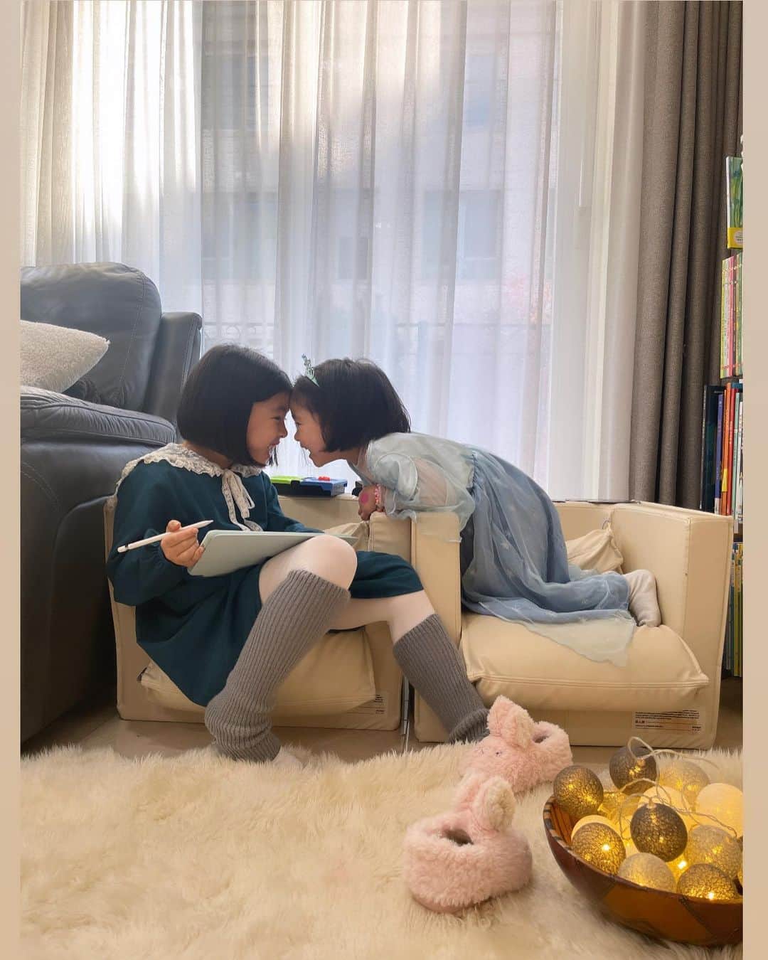 イ・ユンジのインスタグラム：「이런분위기는 하루중아주잠깐인요즘이니까 찍어놔야해 12월 그댁은 안녕하십니까. #라니에게최근미운네살에대해설명해줌」