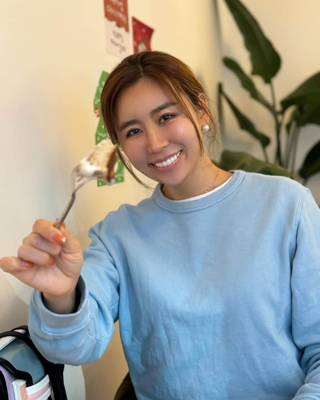 光杉真理子さんのインスタグラム写真 - (光杉真理子Instagram)「• • @shinsaibashi.e_style.dc で、今年最後の  歯のクリーニングと、歯茎チェックとケア。  気になるところは、念のためCT。  本当に前歯2本、天然歯とならんでも馴染んで全く  セラミックとわからない。🦷✨  ちゃんと歯を磨けてると歯科衛生士さんに褒めて  いただいたので　#スイーツ巡り　してまふ。🧁💕  痩せる暇なし。笑笑  本当に最近の食欲は、異常。🐷  私の体は、アメ車なみの燃費です。爆  今日は、寒いから暖かくしてね。  tops @stoneisland_official @caveosaka   earrings @stellarhollywood   bag @pierrehardy   #SWEET #スイーツ　#スイーツ部 #スイーツ女子 #スイーツおばさん  #スイーツ好き  #スイーツテロ　#stellarhollywood #ステラハリウッド　#stoneisland」12月2日 17時16分 - mariko_yata_