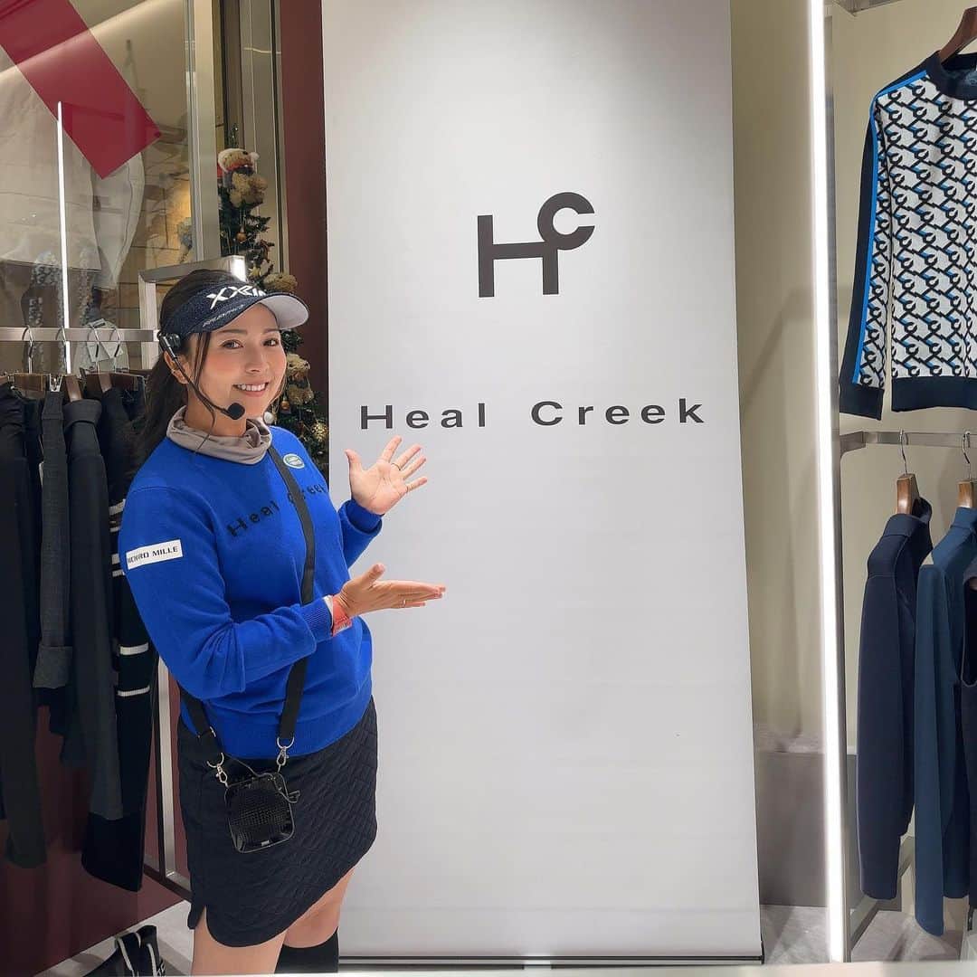 青木瀬令奈のインスタグラム：「. Heal Creak六本木店にて 来店イベント させて頂きました😊⭐︎ ( @healcreek_roppongihills ) ( @healcreek_official ) #healcreek  . 今回はとてもアットホームな感じで 1対1でのお話をメインに 写真撮影とサインをさせてもらったり とても楽しい時間を過ごせました🥹⭐︎ . ご参加の皆さまありがとうございました🥹🙇 . 私が今回着用させてもらった ブルーのカシミヤニットは 六本木店限定カラーです👕💙 柔らかい肌触りはもちろん、 とても綺麗なカラーなので ぜひチェックしてくださいね😘 . #golf  #golfwear  #aw」