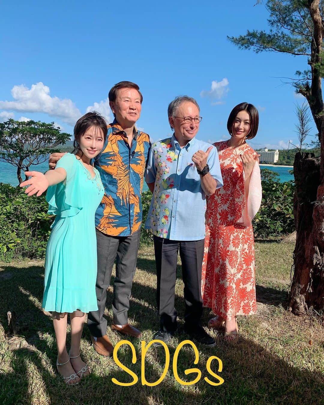 風谷南友のインスタグラム：「今週のゲストは沖縄県知事の玉城デニーさんです✨🏝✨  SDGsとは切って切れない沖縄だと思いますが、玉城さんが、日本自体が海に囲まれているので、大切な海の問題は日本全体で協力して対策する事が大事だとおっしゃっていて、確かに島国である日本はみんなで分担協力して海を守る、持続可能にする事大切だなと思いました。  沖縄県はフロントランナーとして具体的に政策して下さっています。  そして先週は、沖縄生活をされててライフスタイルにとても憧れている田中律子さんがゲストだったのですが、サンゴについてとても大切な事を教えて下さいました🏝  珊瑚は動けない動物で、触手を伸ばして水中のプランクトンを捉えて食べると同時に、身体の中に褐虫藻という藻類を住まわせ、褐虫藻が光合成で作り出した栄養ももらいうけています。  ピンクやブルーの美しい色は、その褐虫藻の色なのだそうです！ビックリ🫢✨  しかし海水温の上昇で褐虫藻が逃げてしまい真っ白なサンゴになってしまいます。そしてゆくゆくは死んでしまうのです。  わたし達は大気の温度、CO2濃度には目を向け始めていますが、海の中でも同じ事が起き、海底が滅び始めてしまっているのです。  是非、海の中にも目を向けたいです✊  田中さんのインスタ以前よりフォローしてずっと見てたので、お会いたできて嬉しかったです😆🏝✨💛」